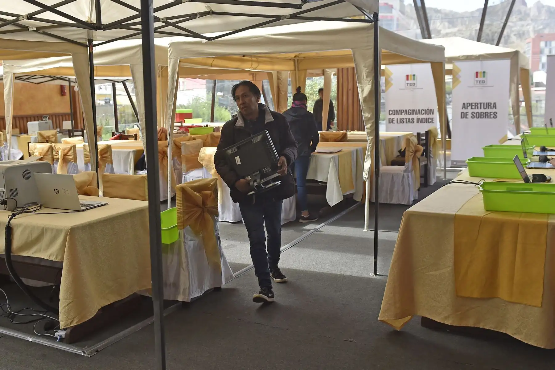 Funcionarios del Tribunal Supremo Electoral  de Bolivia instalan equipos en el área donde funcionará el Sistema de Transmisión y Publicación de Resultados Preliminares , previo a la segunda vuelta de las elecciones presidenciales, que se celebrarán en La Paz.
Foto: AFP
