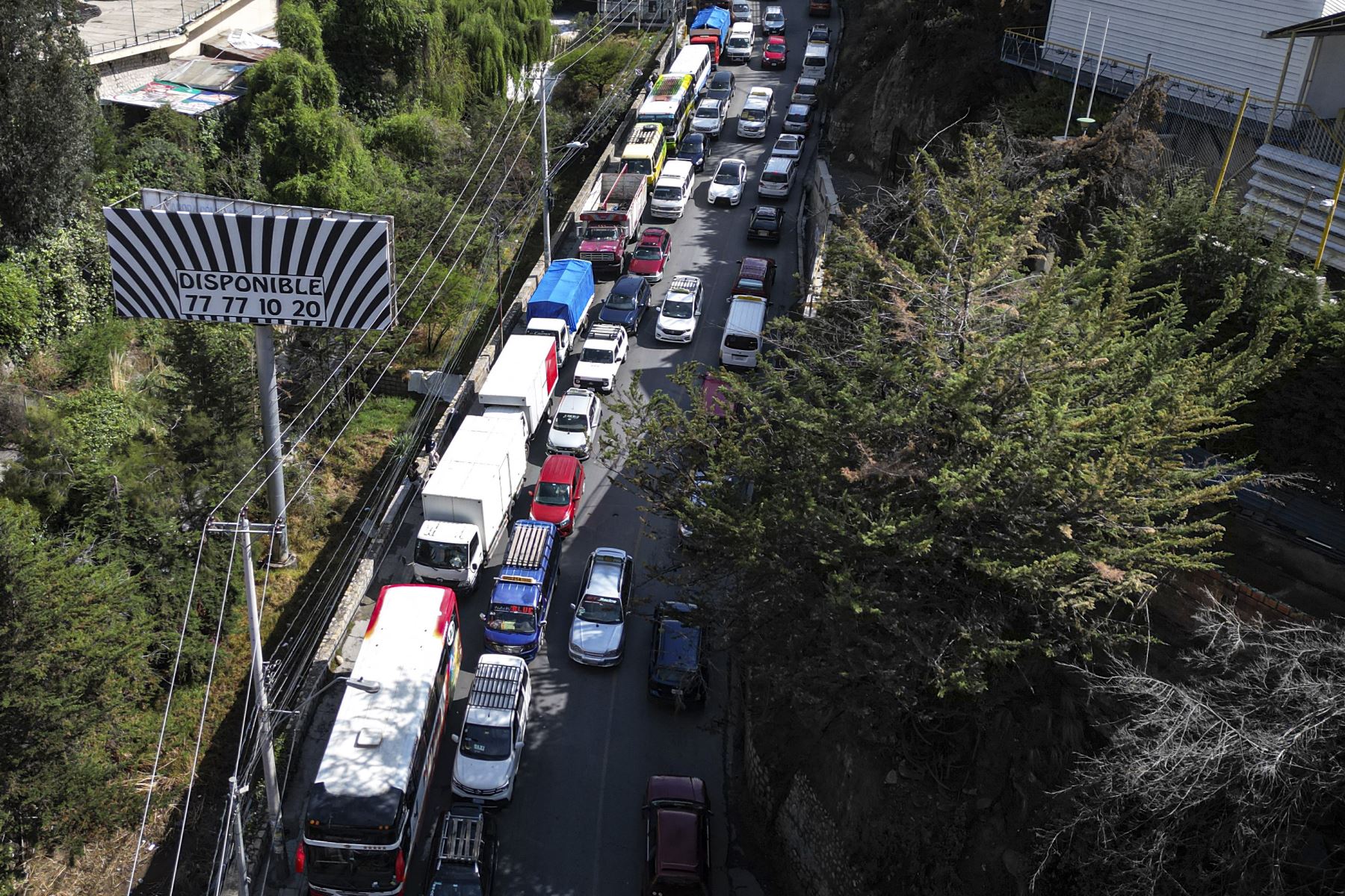 En esta vista aérea, vehículos hacen fila para repostar en una gasolinera de La Paz.  Bolivia elige entre dos figuras  en las elecciones presidenciales del domingo.
Foto: AFP