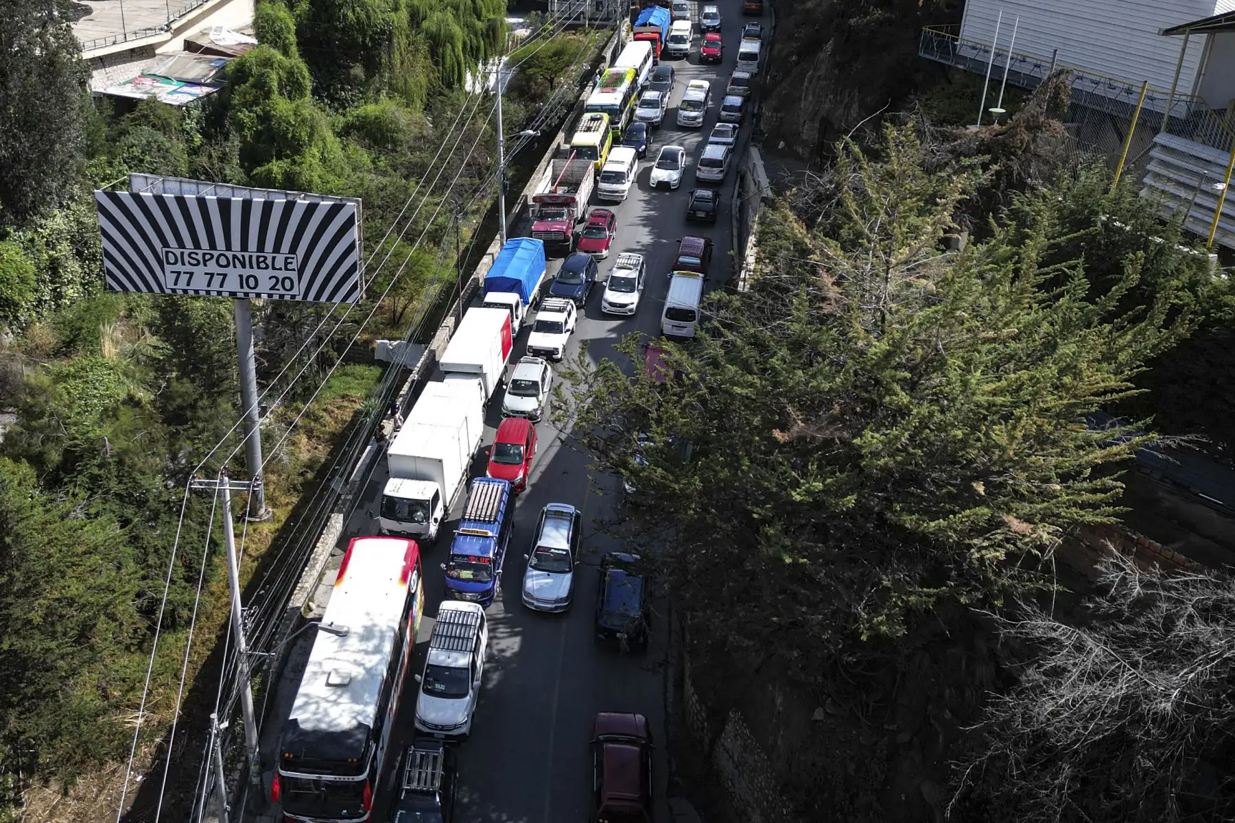 En esta vista aérea, vehículos hacen fila para repostar en una gasolinera de La Paz.  Bolivia elige entre dos figuras  en las elecciones presidenciales del domingo.
Foto: AFP
