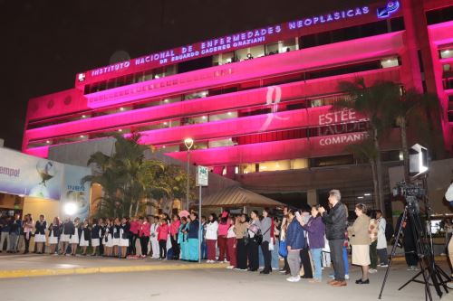 En el marco del Día Mundial de Lucha contra el Cáncer de Mama, el Instituto Nacional de Enfermedades Neoplásicas (INEN) iluminó de color rosa su frontis como símbolo de esperanza y compromiso con la prevención. Foto Difusión