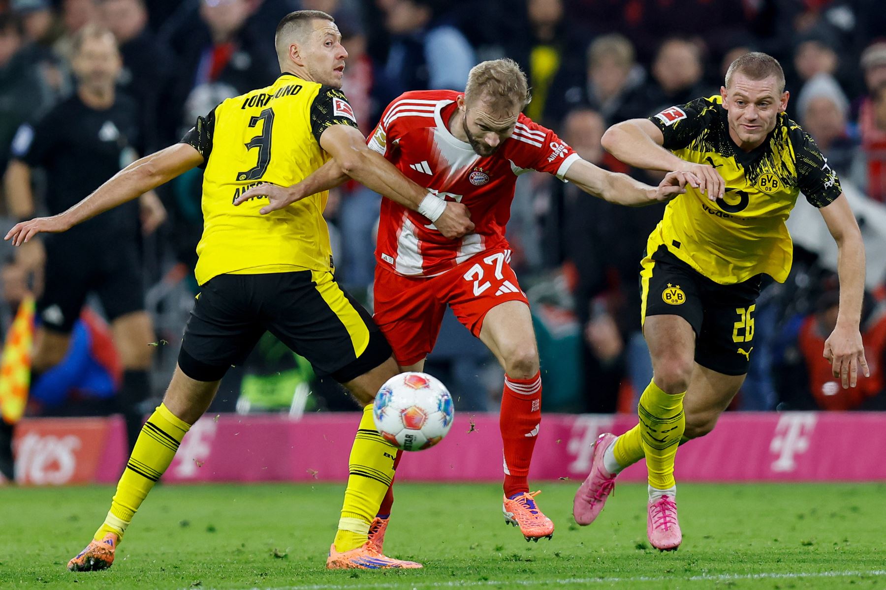El defensa alemán del Dortmund, Waldemar Anton, el centrocampista austríaco del Bayern Múnich, Konrad Laimer, y el defensa noruego del Dortmund, Julian Ryerson, compiten por el balón durante el partido de fútbol de primera división de la Bundesliga alemana, el FC Bayern Múnich vs. BVB Borussia Dortmund, en Múnich, sur de Alemania. 
Foto: AFP