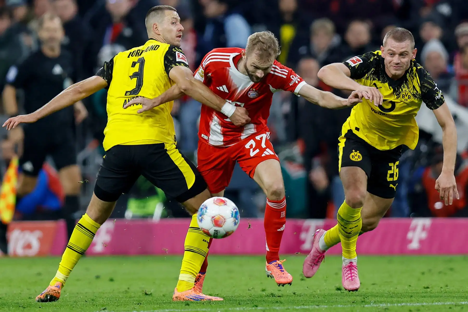 El defensa alemán del Dortmund, Waldemar Anton, el centrocampista austríaco del Bayern Múnich, Konrad Laimer, y el defensa noruego del Dortmund, Julian Ryerson, compiten por el balón durante el partido de fútbol de primera división de la Bundesliga alemana, el FC Bayern Múnich vs. BVB Borussia Dortmund, en Múnich, sur de Alemania. 
Foto: AFP