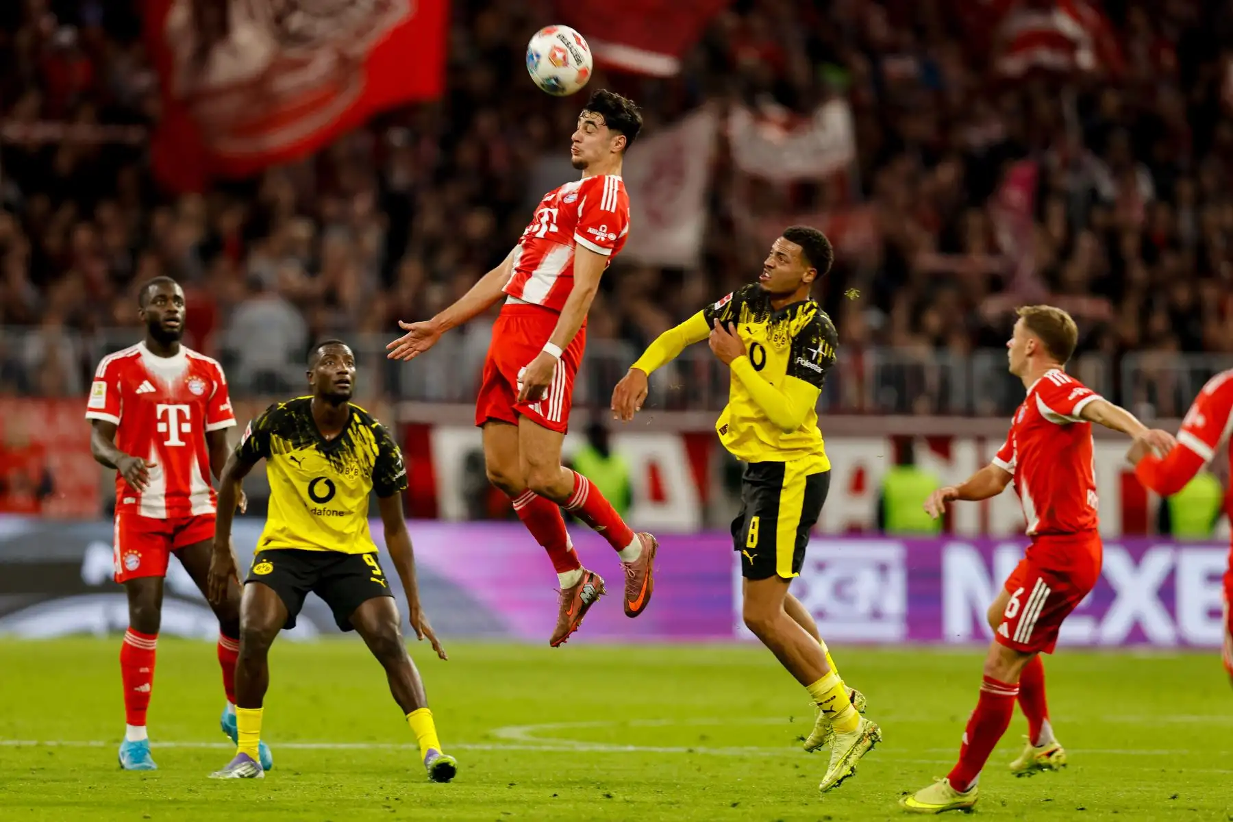 El defensa croata del Bayern Múnich, Josip Stanisic, y el centrocampista alemán del Dortmund, Felix Nmecha, compiten por el balón durante el partido de fútbol de primera división de la Bundesliga alemana, FC Bayern Múnich vs BVB Borussia Dortmund, en Múnich, sur de Alemania.
Foto: AFP