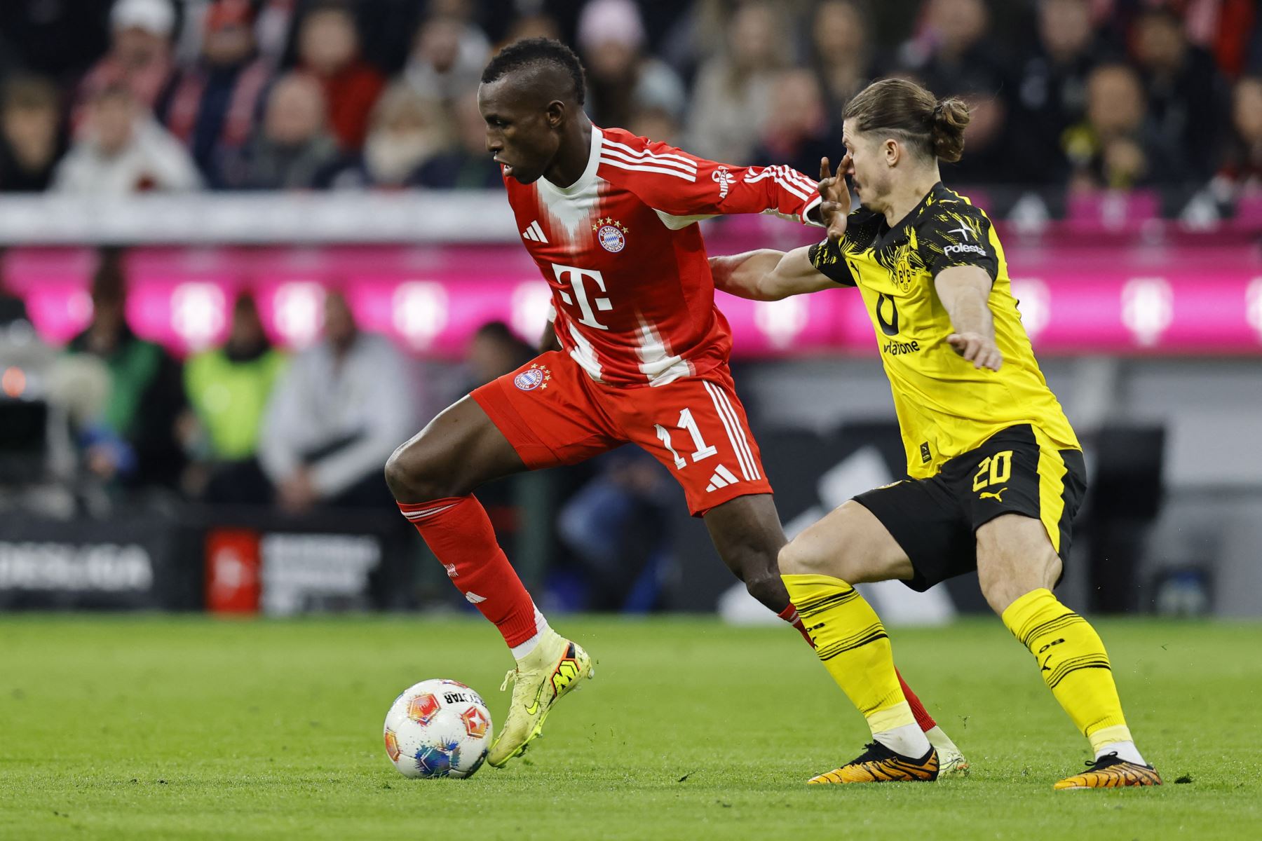 El delantero senegalés  del Bayern Múnich, Nicolas Jackson  y el centrocampista austríaco  del Dortmund, Marcel Sabitzer, disputan el balón durante el partido de fútbol de primera división de la Bundesliga alemana, el FC Bayern Múnich vs. BVB Borussia Dortmund, en Múnich, sur de Alemania.
Foto: AFP