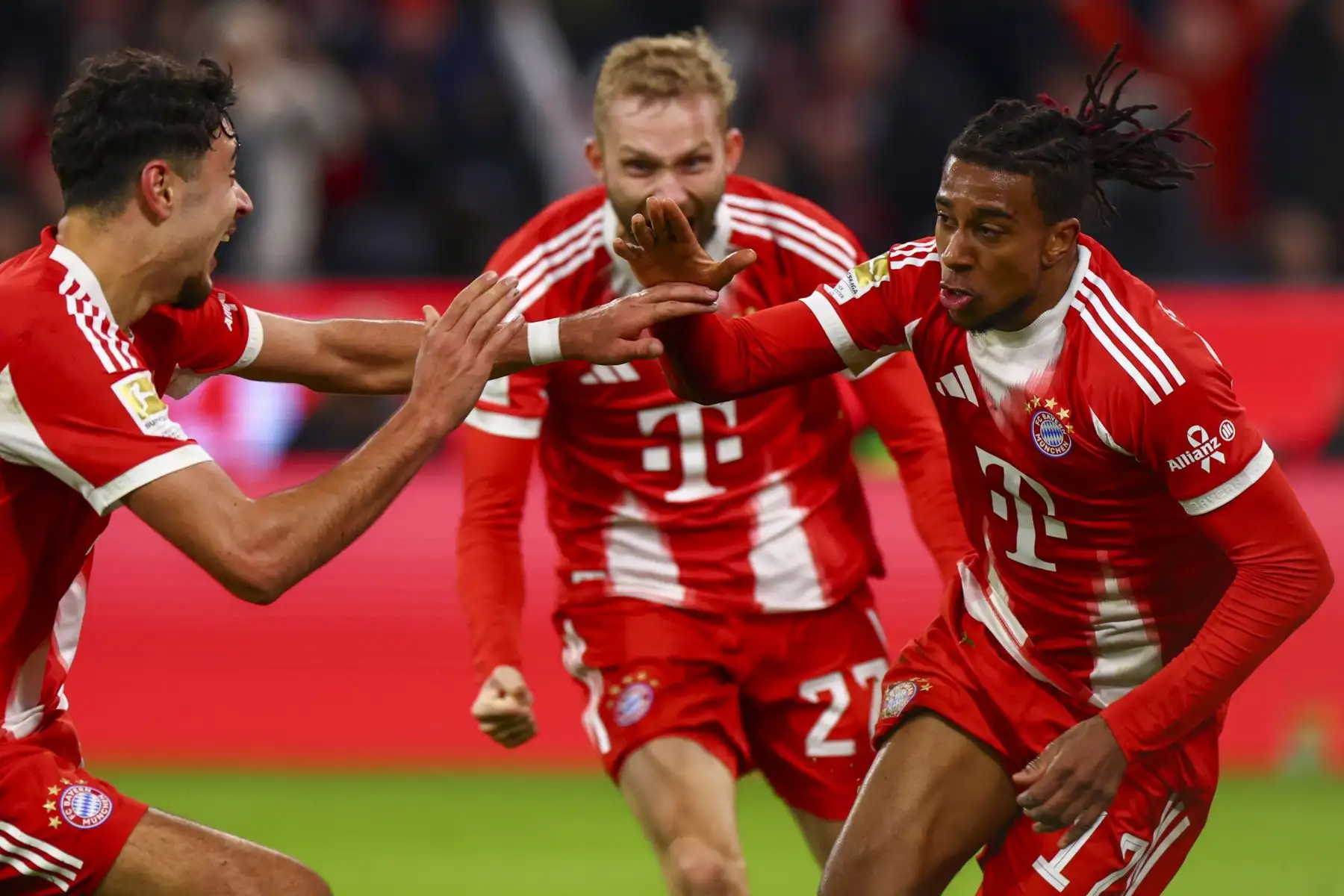 Michael Olise de Múnich  celebra con sus compañeros tras marcar el 2-0 durante el partido de fútbol de la Bundesliga alemana entre el Bayern Múnich y el Borussia Dortmund en Múnich, Alemania.
Foto: EFE