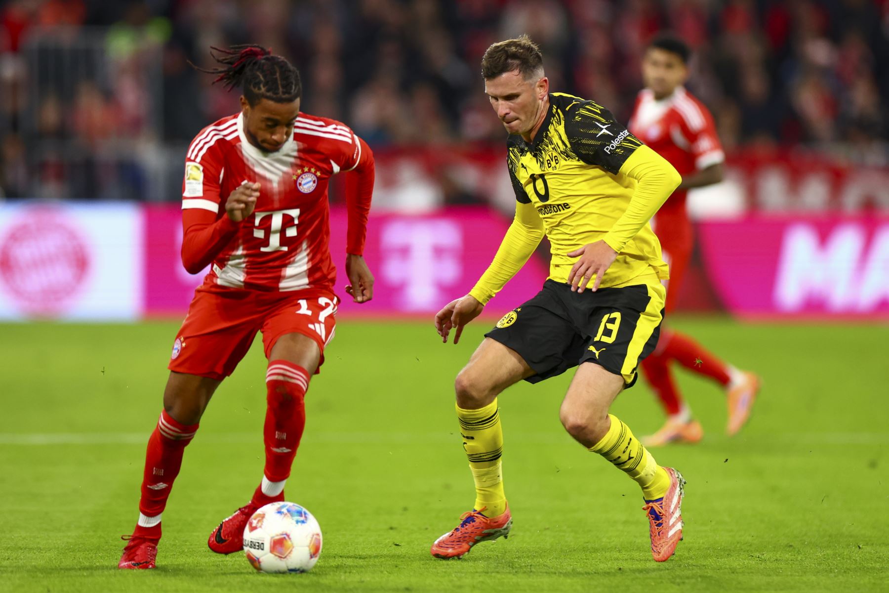 Michael Olise de Múnich  en acción contra Pascal Gross de Dortmund  durante el partido de fútbol de la Bundesliga alemana entre el Bayern Múnich y el Borussia Dortmund en Múnich, Alemania.
Foto: EFE