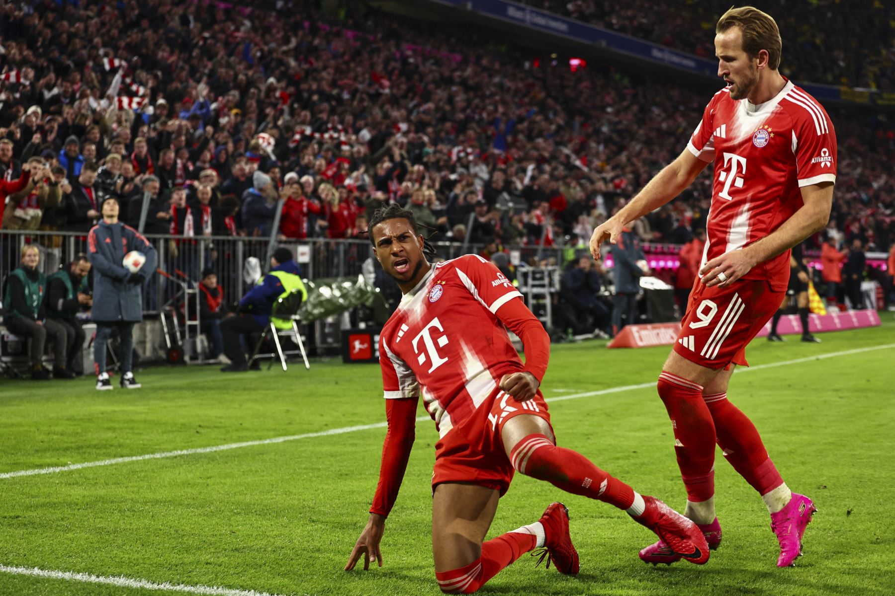 Michael Olise de Múnich  celebra con sus compañeros tras marcar el 2-0 durante el partido de fútbol de la Bundesliga alemana entre el Bayern Múnich y el Borussia Dortmund en Múnich, Alemania.
Foto: EFE