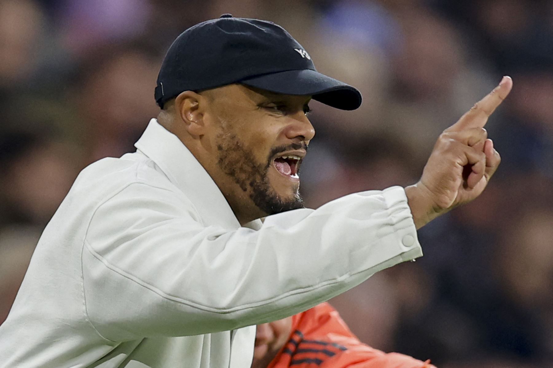 El entrenador belga del Bayern Múnich, Vincent Kompany, reacciona desde la banda durante el partido de fútbol de la primera división alemana, la Bundesliga, el FC Bayern Múnich contra el BVB Borussia Dortmund, en Múnich, sur de Alemania.
Foto: AFP