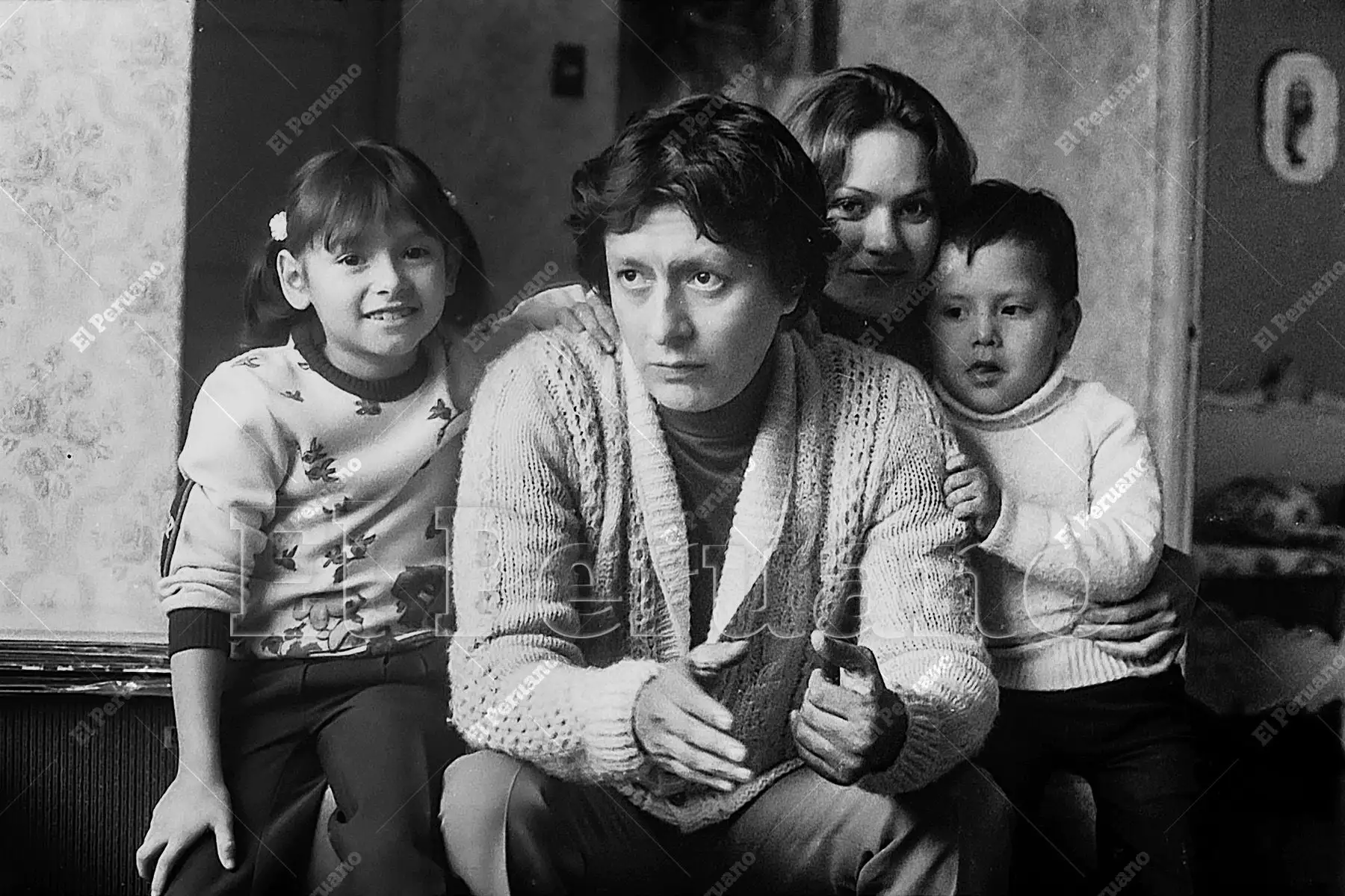 Lima - 6 julio 1981 / El actor Adolfo Chuiman, estrella del programa Risas y Salsa,  junto a su familia en una entrevista para el diario La Crónica.  
Foto: Archivo Histórico de El Peruano / Pavel Marrul