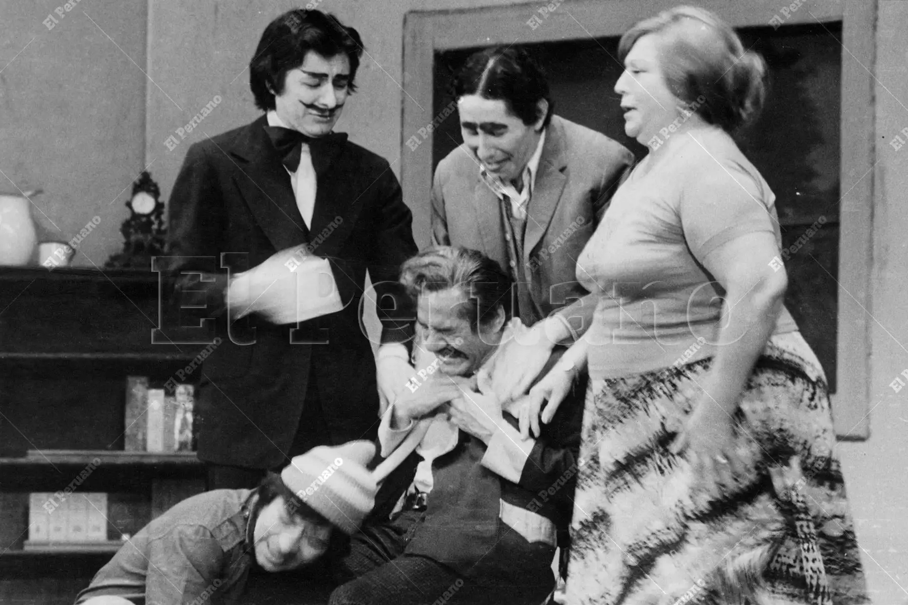 Lima - 17 octubre 1978 / Efraín Aguilar, Adolfo Chuiman, Jorge Montoro, Hernán Roncal y Esmeralda Checa en la obra teatral El alcalde de Sacraca. 
Foto: Archivo Histórico de El Peruano