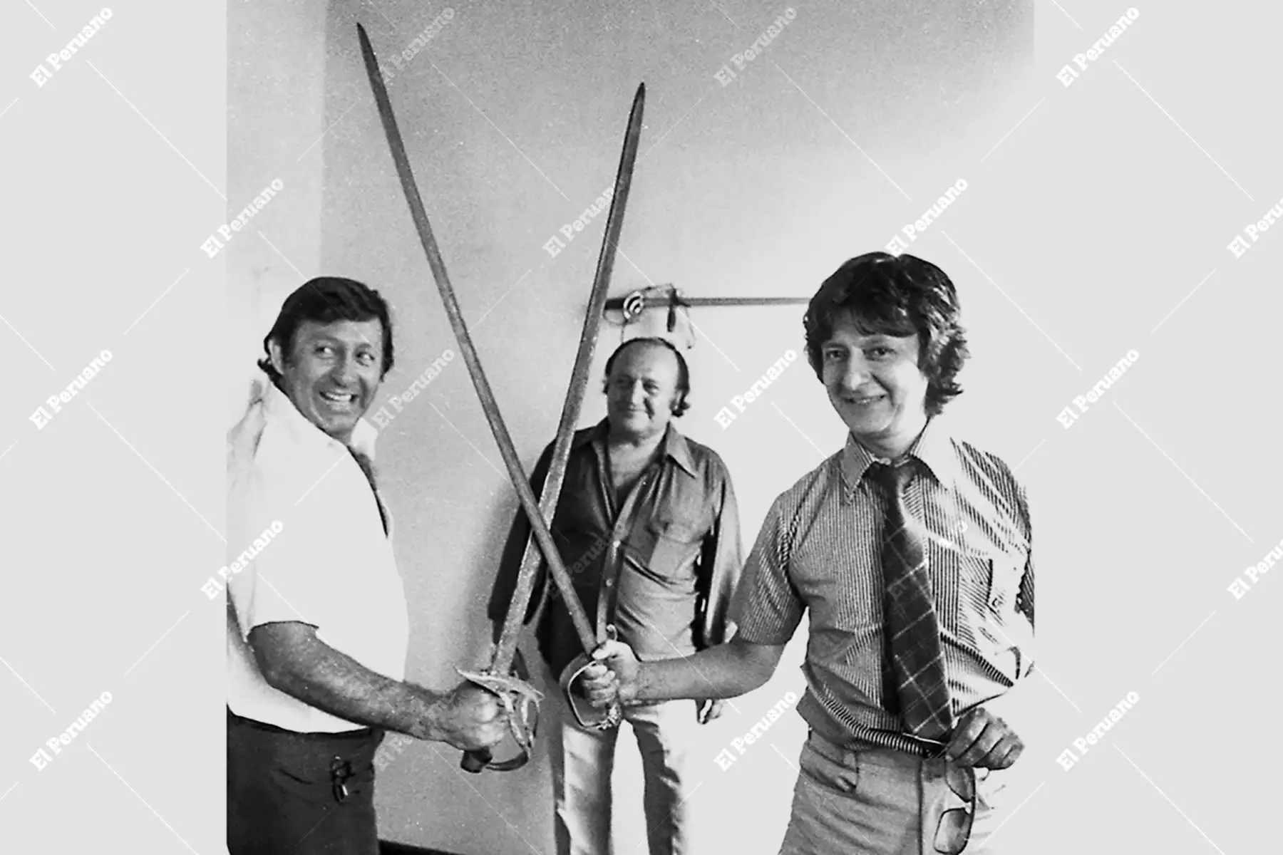 Lima - 26 marzo 1982 / Encuentro de dos estrellas de Panamericana Televisión. Los actores cómicos Adolfo Chuiman, de Risas y Salsa,  y Tulio Loza, de Requetetulio. 
Foto: Archivo Histórico de El Peruano / Rómulo Luján