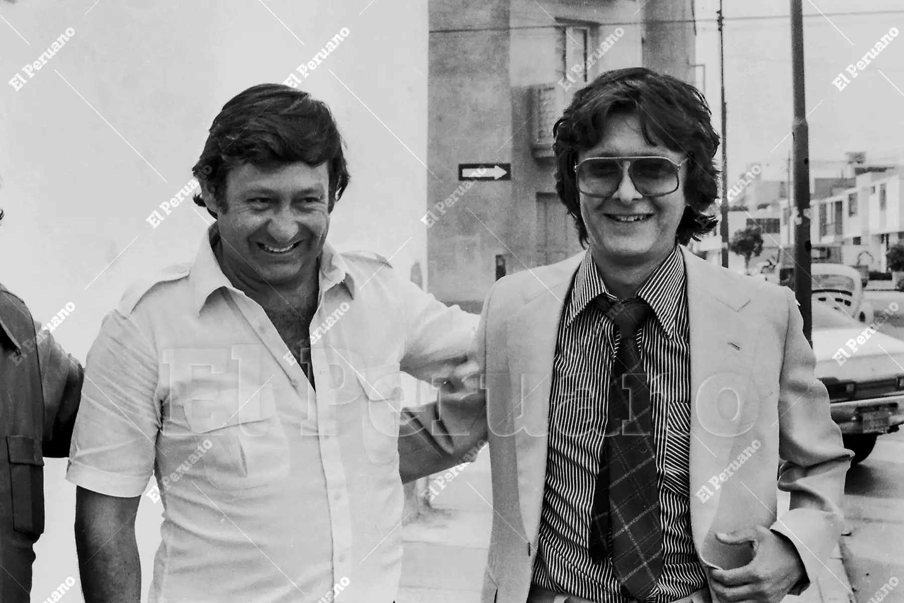 Lima - 26 marzo 1982 / Encuentro de dos estrellas de Panamericana Televisión. Los actores cómicos Adolfo Chuiman, de Risas y Salsa,  y Tulio Loza, de Requetetulio.
Foto: Archivo Histórico de El Peruano / Rómulo Luján