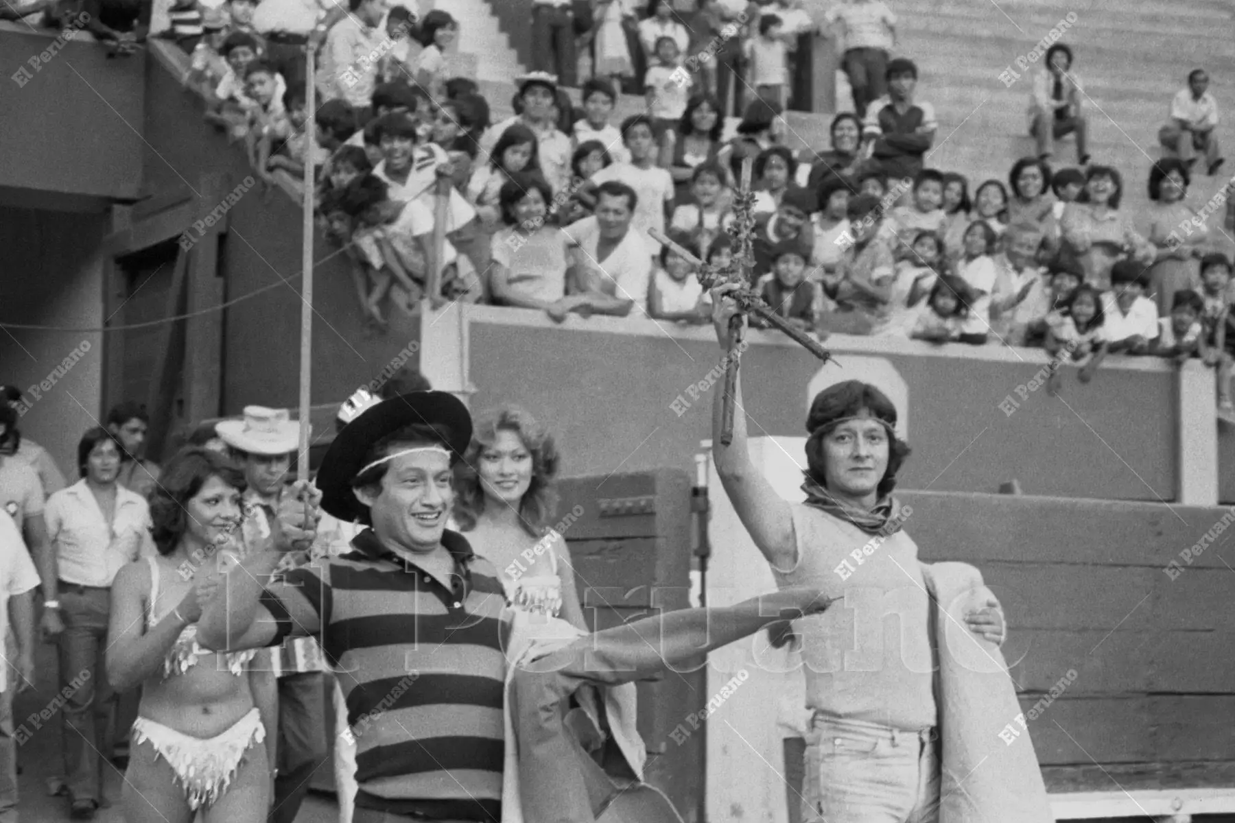 Lima, 2 mayo 1982 / Los actores Adolfo Chuiman y Elmer Alfaro animan un espectáculo en la Plaza de Acho, en una jornada que reunió humor y música ante el público limeño.
Foto: Rolando Ángeles / Archivo Histórico de El Peruano.