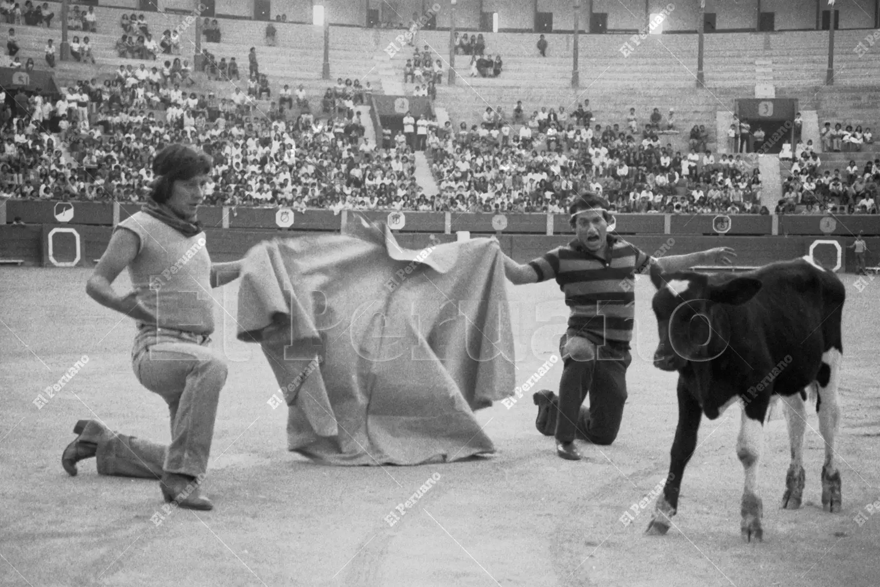 Lima, 2 mayo 1982 / Los actores Adolfo Chuiman y Elmer Alfaro animan un espectáculo en la Plaza de Acho, en una jornada que reunió humor y música ante el público limeño.
 Foto: Rolando Ángeles / Archivo Histórico de El Peruano.