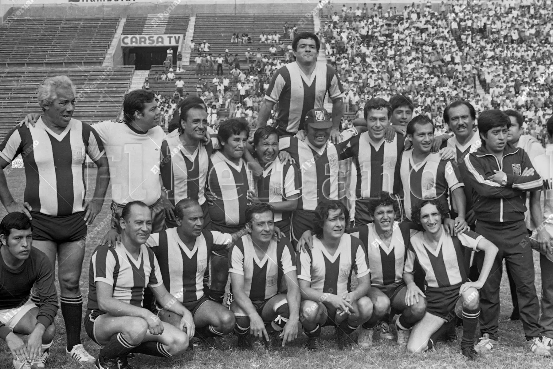 Lima - 6 marzo 1983 / Adolfo Chuiman junto a actores cómicos que protagonizaron un animado partido de fútbol denominado el "Clásico de las Estrellas" en el estadio de Alianza Lima.
Foto: Archivo Histórico de El Peruano / Alejandro Aguirre