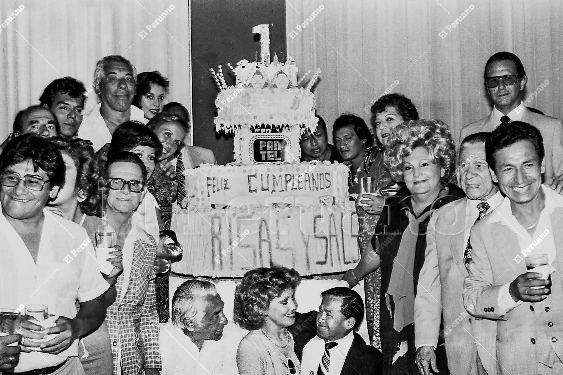 Lima - 11 enero 1984 / Actores del elenco de Risas y Salsa celebran un aniversario más del programa cómico de mayor sintonía de la televisión peruana.  Foto: Archivo Histórico de El Peruano / Américo Alburquerque