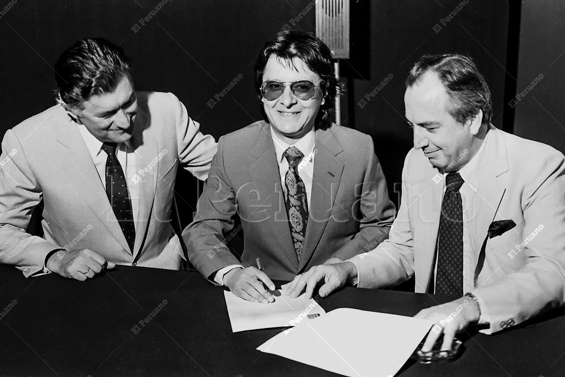 Lima - 11 enero 1984 / El actor Adolfo Chuiman firmando contrato con Panamericana Televisión en presencia de Genaro Delgado Parker. 
Foto: Archivo Histórico de El Peruano / Américo Alburquerque