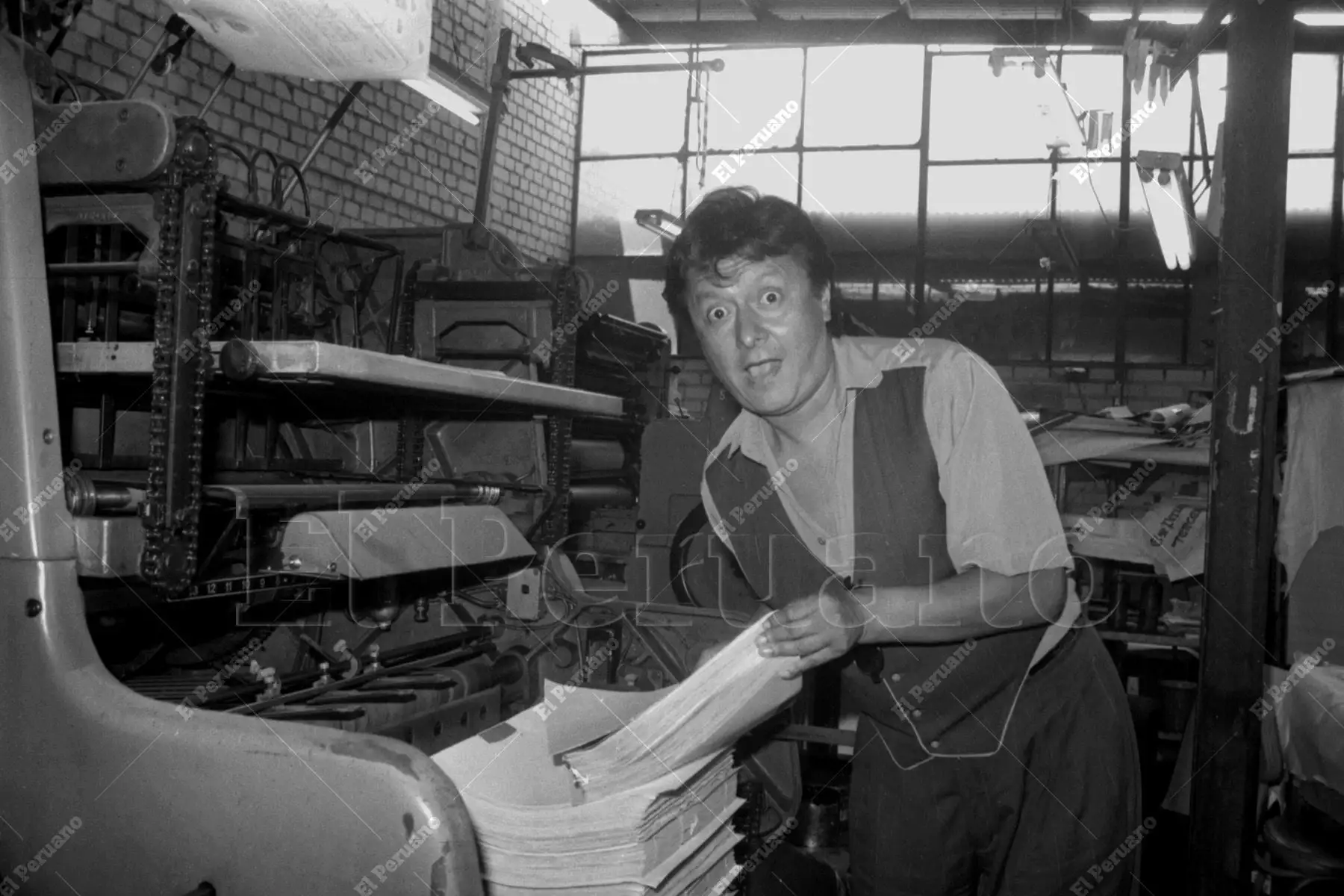Lima - 7 enero 1992 / El actor cómico Adolfo Chuiman en los talleres de Editora Perú durante una entrevista para el diario La Tercera.
 Foto: Archivo Histórico de El Peruano / Rosas
