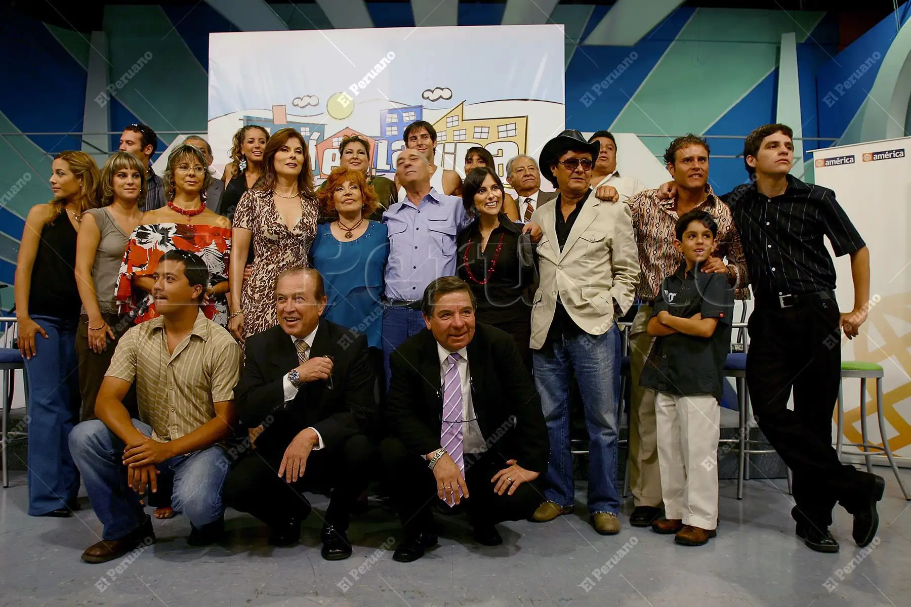 Lima - 12 abril 2007 / Adolfo Chuiman junto a todo el elenco de artistas de la serie Así es la vida. 
Foto: Diario Oficial El Peruano / Alberto Orbegoso