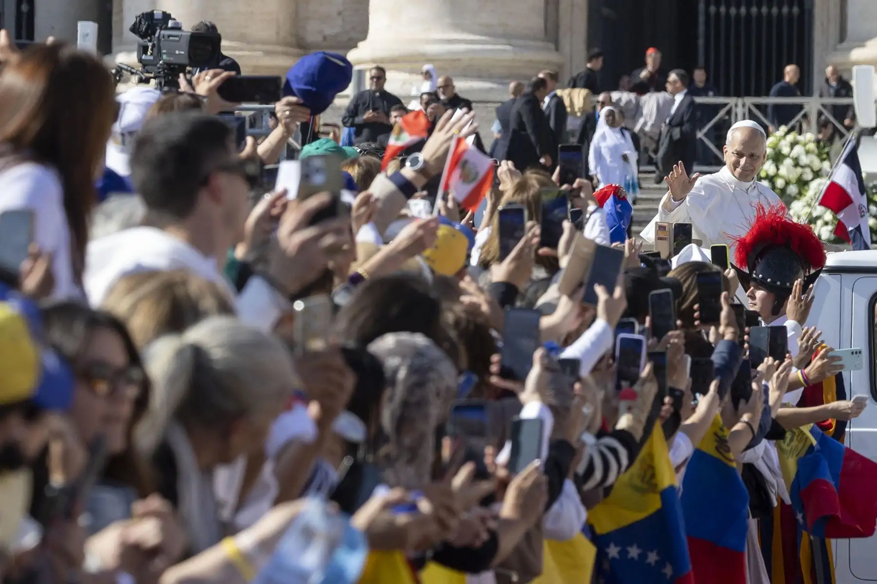 El Papa León XIV saluda a los fieles el día que ofició la misa de canonización de siete nuevos santos en la Plaza de San Pedro, en el Vaticano. El Papa León XIV canonizará a siete nuevos santos durante una ceremonia en la Plaza de San Pedro.  Foto: ANDINA/EFE