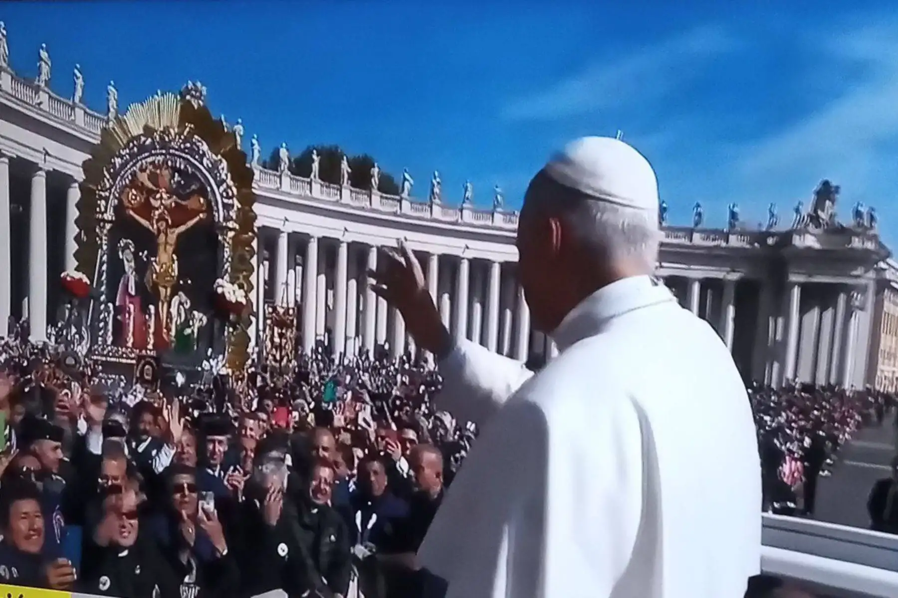 El papa León XIV bendijo este domingo 19 de octubre la imagen del Señor de los Milagros luego de la misa de canonización de siete nuevos santos celebrada en la Plaza de San Pedro, en el Vaticano. Foto: Vaticano News