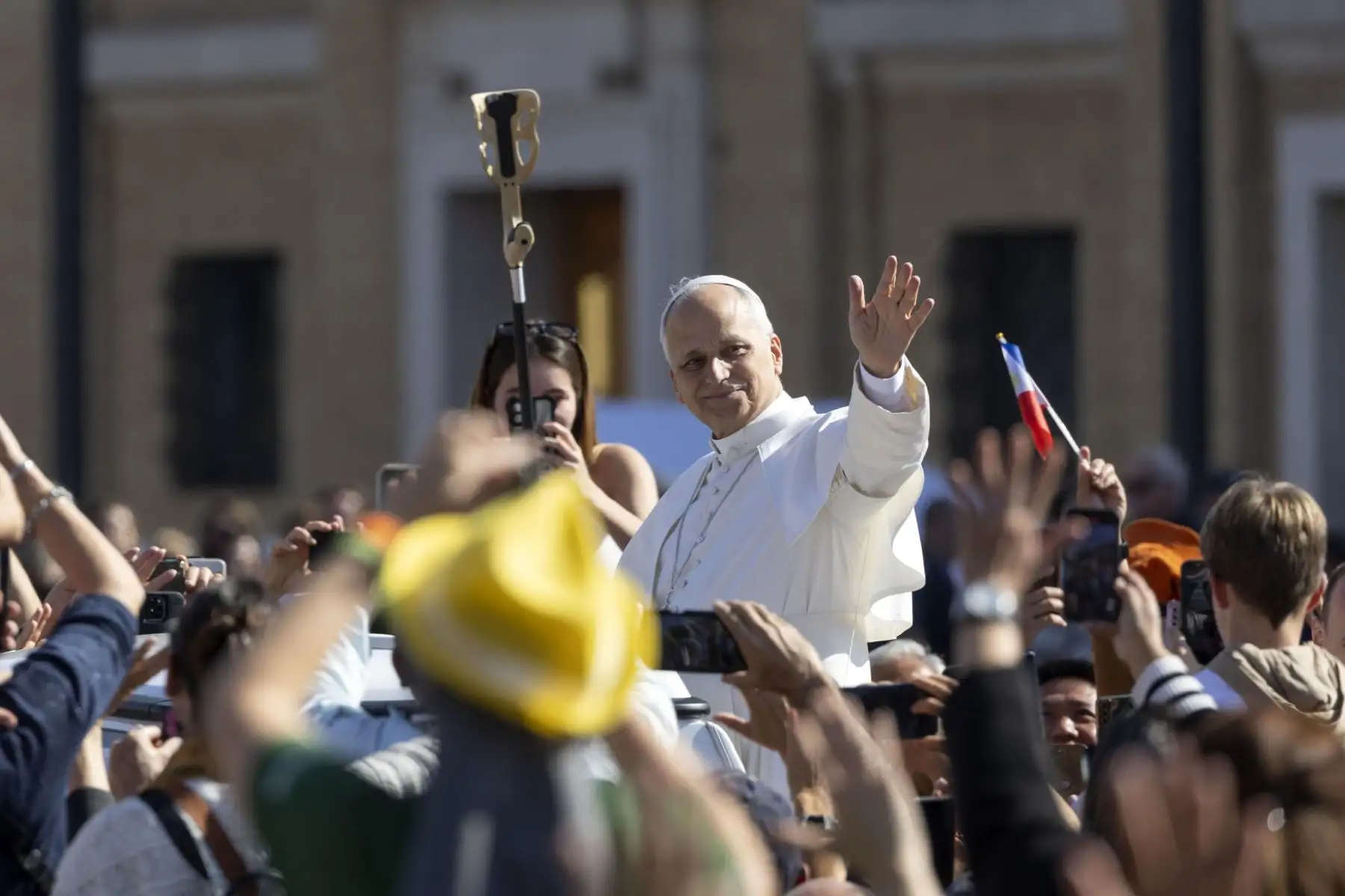 El papa León XIV saluda a los fieles el día que ofició la misa de canonización de siete nuevos santos en la Plaza de San Pedro, en el Vaticano. El papa León XIV canonizará a siete nuevos santos durante una ceremonia en la Plaza de San Pedro. 
Foto: ANDINA/ EFE