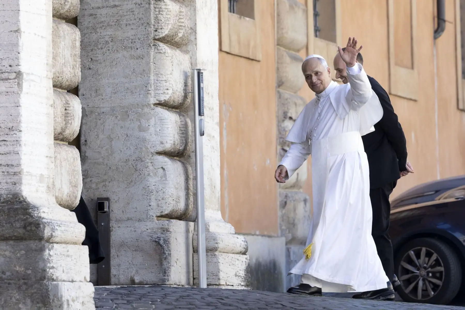 El Papa León XIV saluda el día que ofició la misa de canonización de siete nuevos santos en la Plaza de San Pedro, en el Vaticano. El Papa León XIV canonizará a siete nuevos santos durante una ceremonia en la Plaza de San Pedro. Foto: ANDINA/ EFE