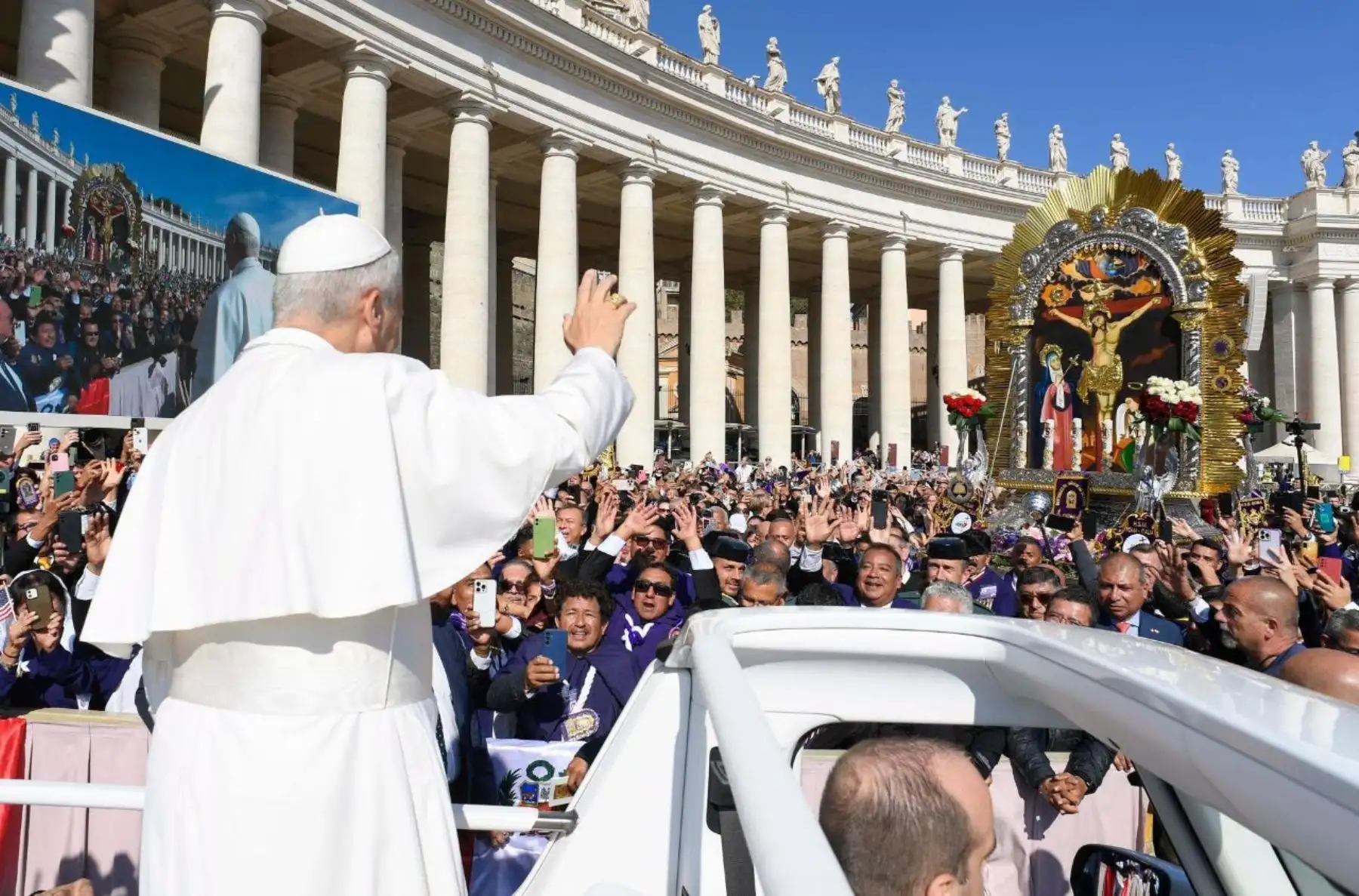 El papa León XIV bendijo este domingo 19 de octubre la imagen del Señor de los Milagros luego de la misa de canonización de siete nuevos santos celebrada en la Plaza de San Pedro, en el Vaticano. Foto: Vaticano News