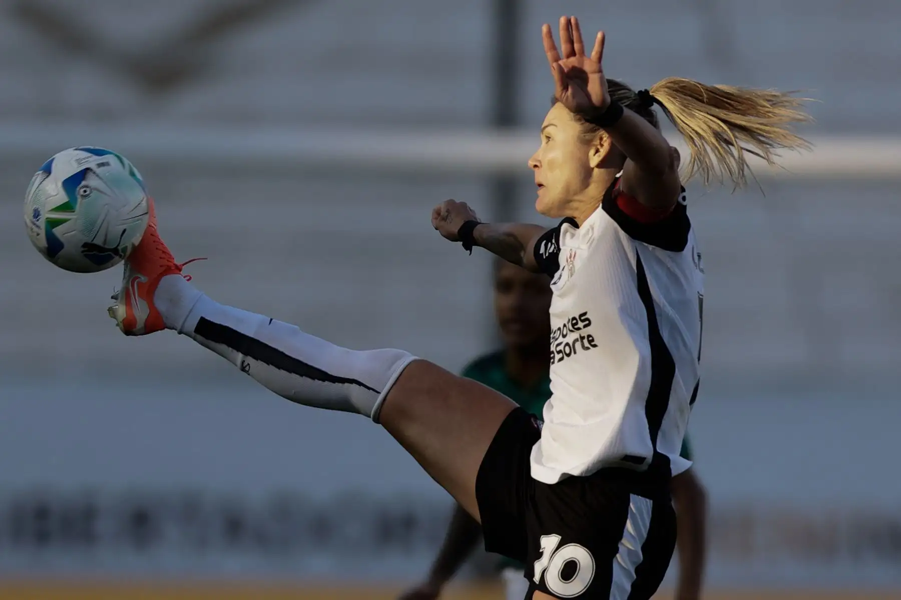 Gabi Zanotti de Corinthians controla un balón, en la final de la Copa Libertadores Femenina entre Corinthians y Deportivo Cali en el estadio Florencio Sola en Banfield (Argentina).
Foto: ANDINA/ EFE