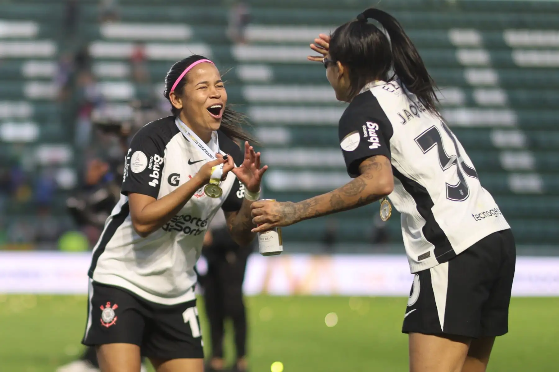 Victória Albuquerque y Jaqueline Ribeiro de Corinthians celebran este sábado, al ganar la final de la Copa Libertadores Femenina entre Corinthians y Deportivo Cali en el estadio Florencio Sola en Banfield (Argentina). Foto: ANDINA/EFE