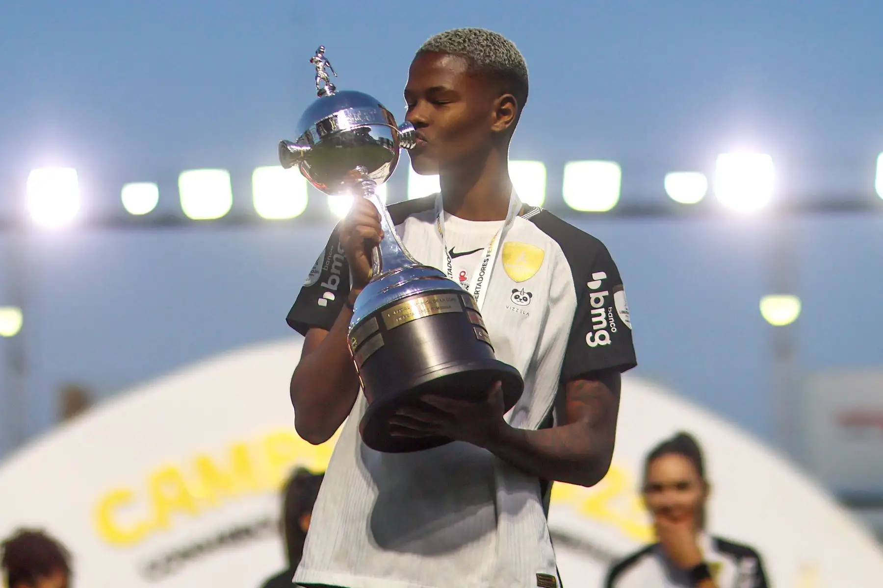 Jhonson de Corinthians besa el trofeo este sábado, al ganar en la final de la Copa Libertadores Femenina entre Corinthians y Deportivo Cali en el estadio Florencio Sola en Banfield (Argentina). Foto: AN DINA/ EFE