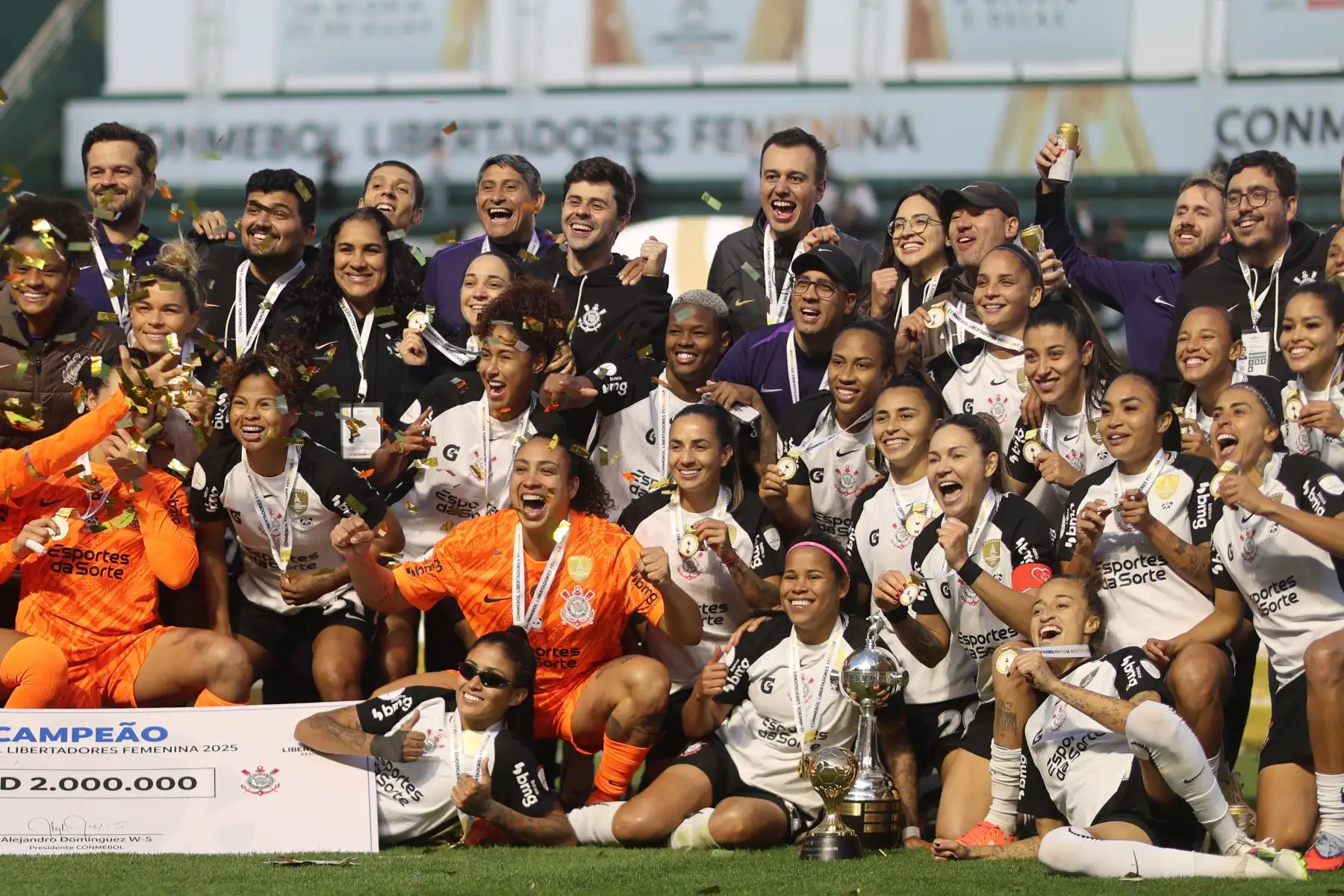 Jugadoras de Corinthians levantan el trofeo de campeonas este sábado, al ganar en la final de la Copa Libertadores Femenina entre Corinthians y Deportivo Cali en el estadio Florencio Sola en Banfield (Argentina). Foto: ANDINA/EFE