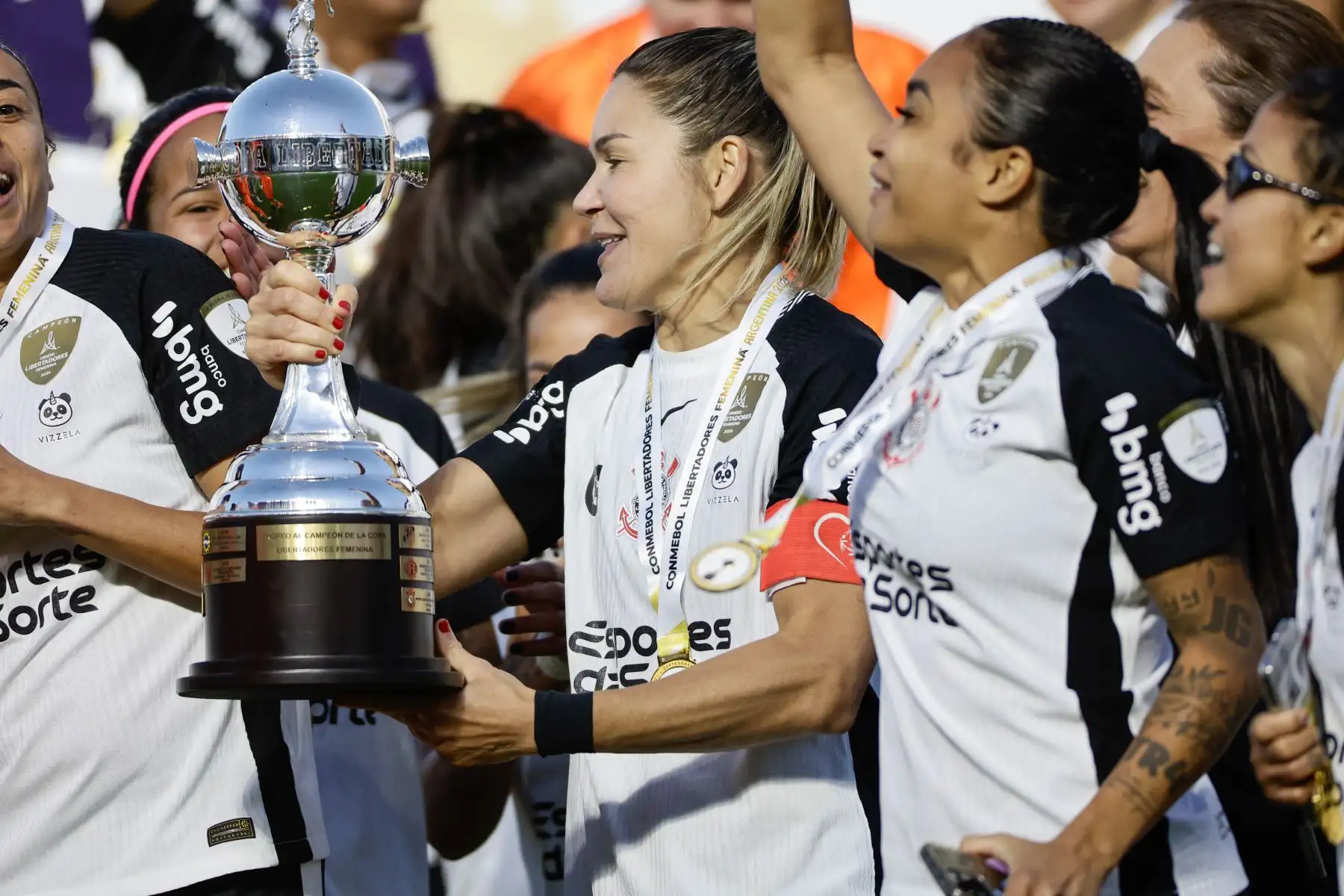 Gabi Zanott de Corinthians levanta el trofeo este sábado, al ganar en la final de la Copa Libertadores Femenina entre Corinthians y Deportivo Cali en el estadio Florencio Sola en Banfield (Argentina). Foto: ANDINA/EFE