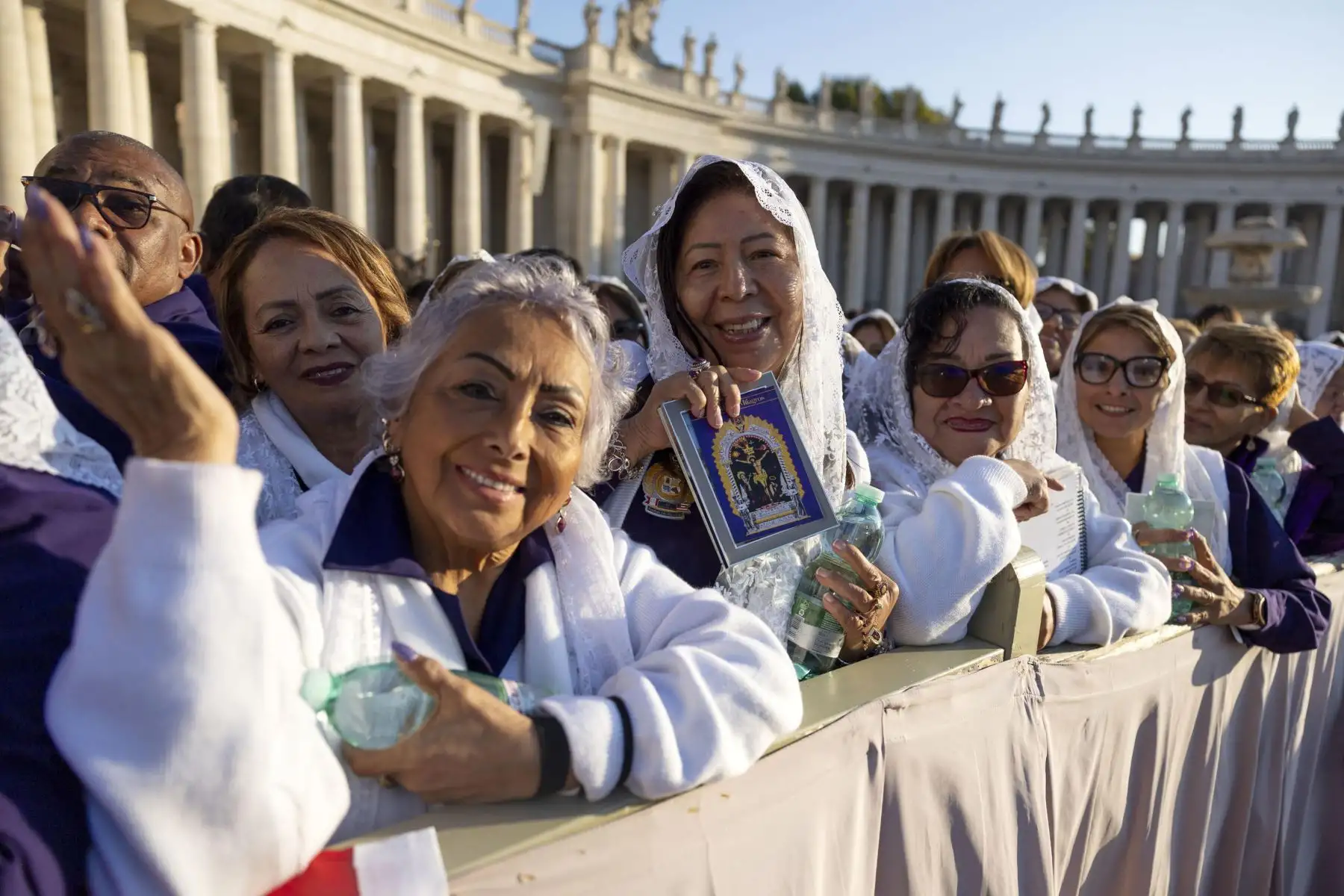 Fieles reunidos antes de la ceremonia de canonización en la Plaza de San Pedro, en el Vaticano. El Papa León XIV canonizará a siete nuevos santos durante una ceremonia en la Plaza de San Pedro. 
Foto: ANDINA/ EFE