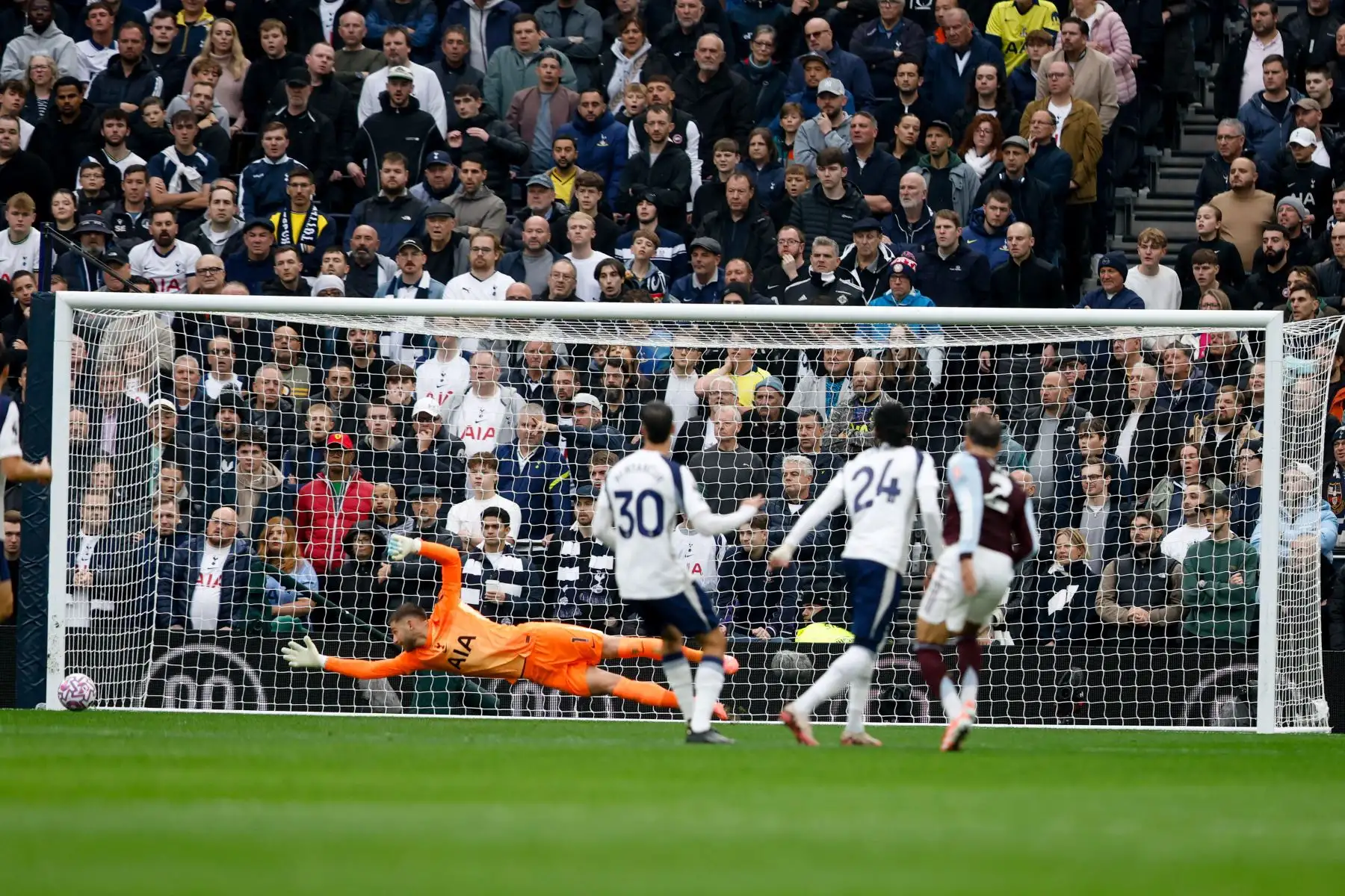 Matty Cash del Aston Villa remata desviado, superando al portero Guglielmo Vicario del Tottenham durante el partido de la Premier League inglesa entre el Tottenham Hotspur y el Aston Villa, en Londres, Gran Bretaña. 
Foto: ANDINA/ EFE