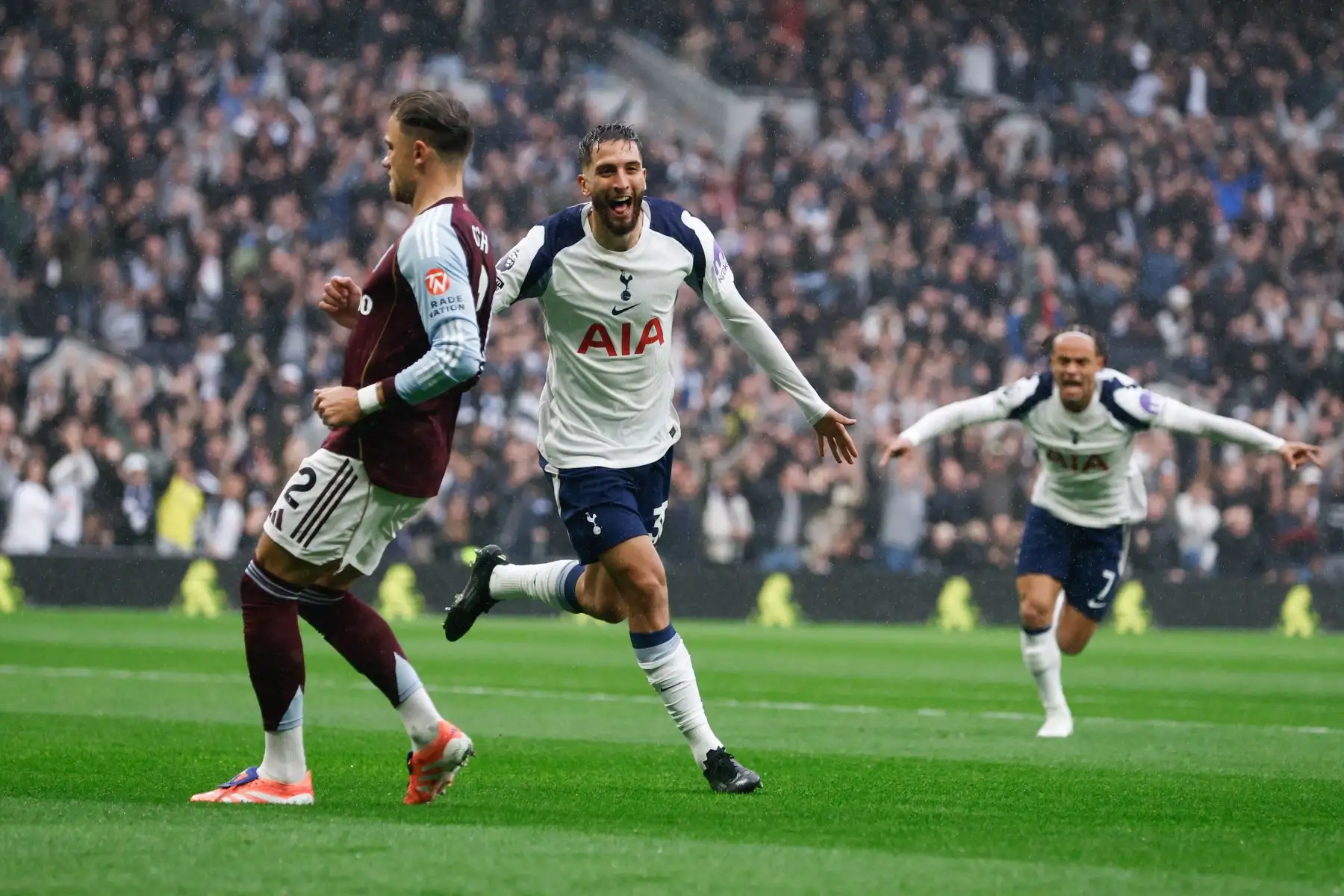 Rodrigo Bentancur, del Tottenham, celebra el gol del 1-0 durante el partido de la Premier League entre el Tottenham Hotspur y el Aston Villa, en Londres, Gran Bretaña. Foto: ANDINA/EFE