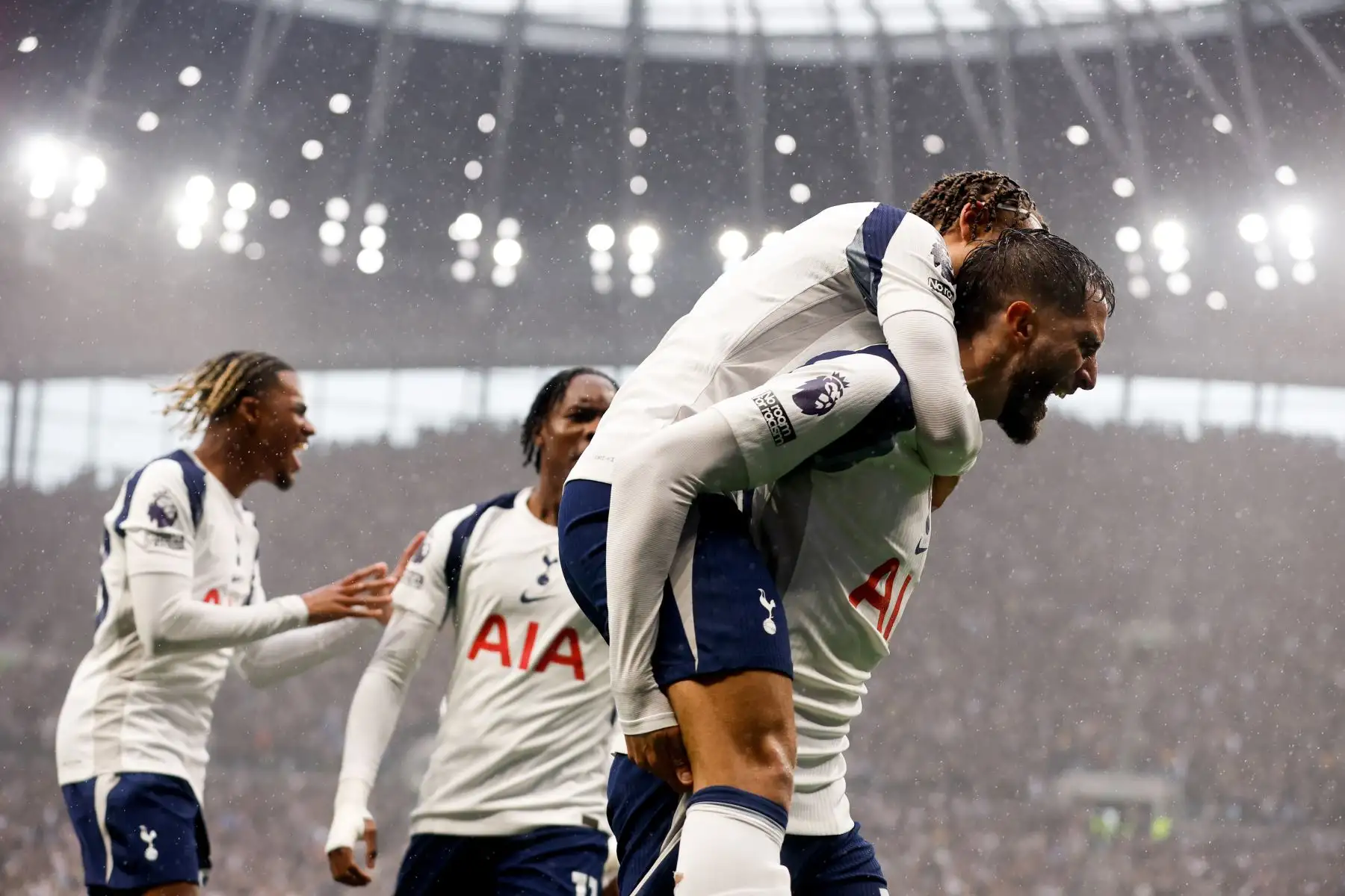 Rodrigo Bentancur del Tottenham celebra el gol del 1-0 durante el partido de la Premier League inglesa entre el Tottenham Hotspur y el Aston Villa, en Londres, Gran Bretaña. Foto: ANDINA/ EFE