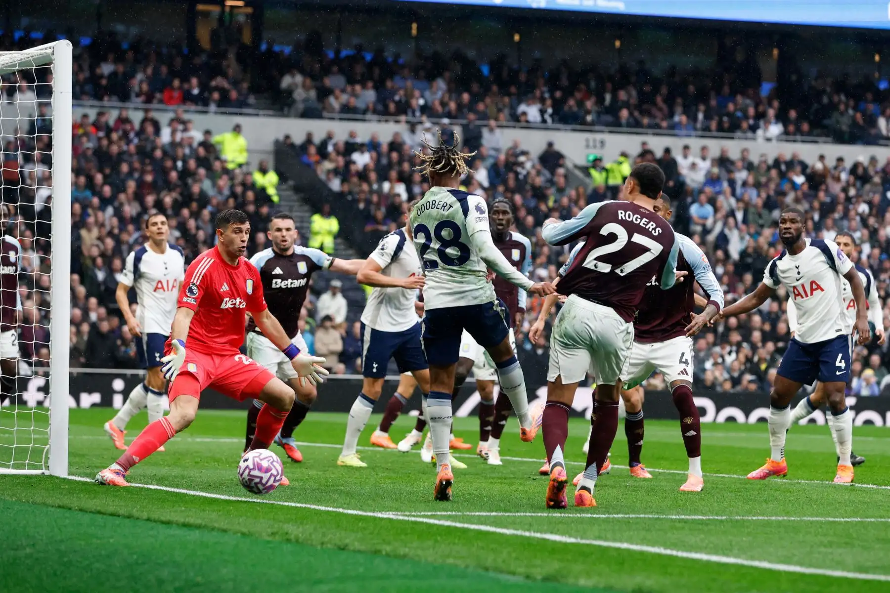 lson Odobert del Tottenham realiza un disparo a corta distancia durante el partido de la Premier League inglesa entre el Tottenham Hotspur y el Aston Villa, en Londres, Gran Bretaña. Foto: ANDINA/EFE