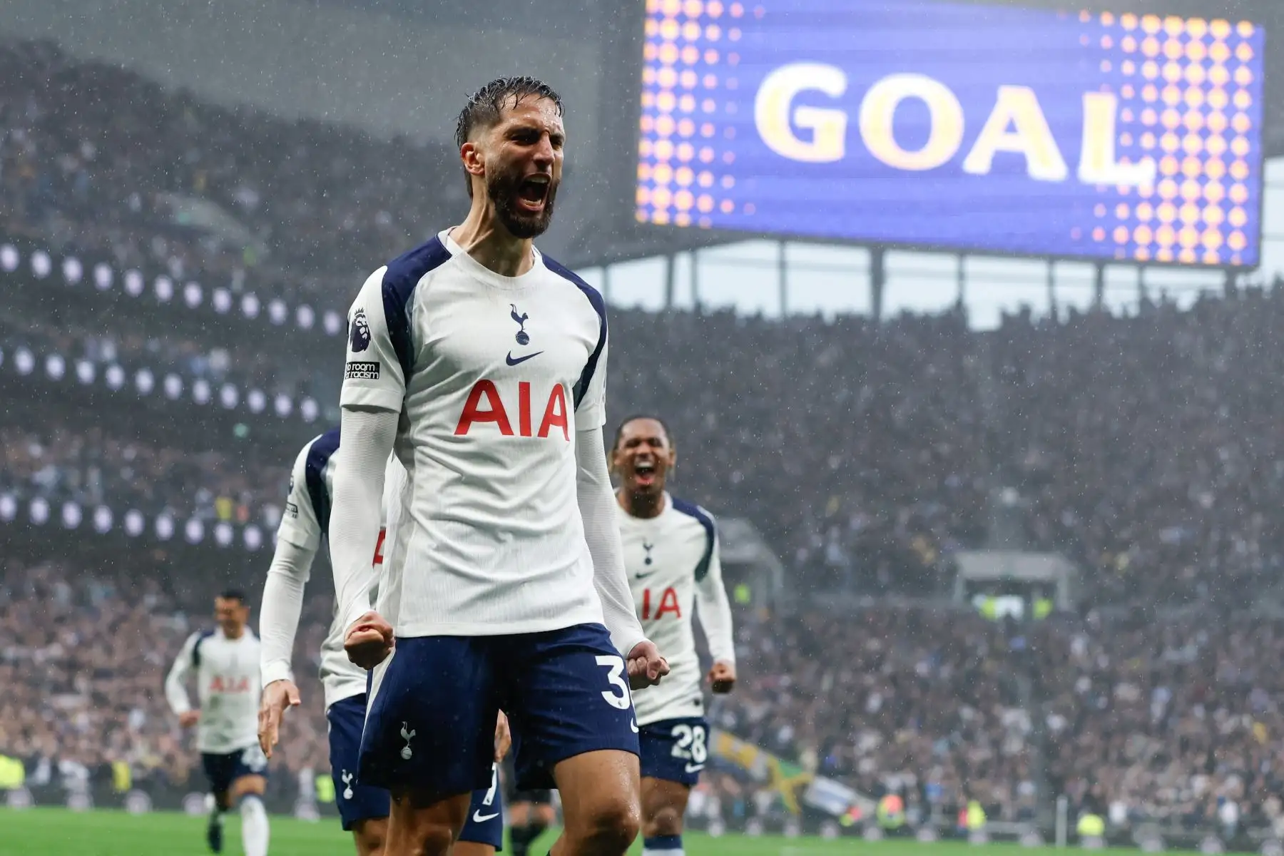 Rodrigo Bentancur, del Tottenham, celebra el gol del 1-0 durante el partido de la Premier League inglesa entre el Tottenham Hotspur y el Aston Villa, en Londres, Gran Bretaña. Foto: ANDINA/ EFE