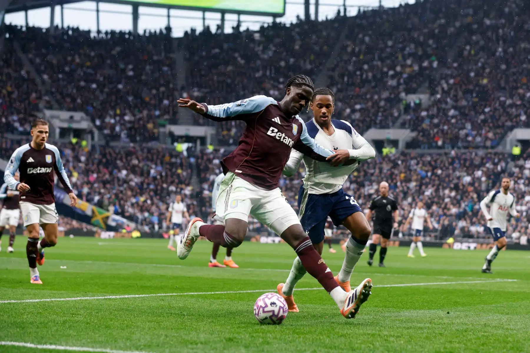 Wilson Odobert del Tottenham y Amadou Onana del Aston Villa en acción durante el partido de la Premier League inglesa entre el Tottenham Hotspur y el Aston Villa, en Londres, Gran Bretaña. Foto: ANDINA/ EFE