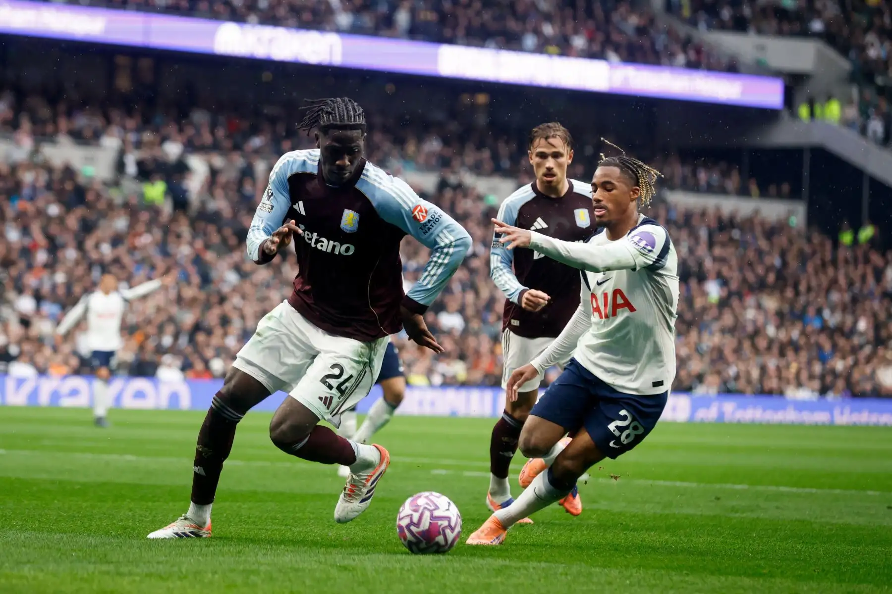 Wilson Odobert del Tottenham y Amadou Onana del Aston Villa en acción durante el partido de la Premier League inglesa entre el Tottenham Hotspur y el Aston Villa, en Londres, Gran Bretaña.
Foto: ANDINA/EFE