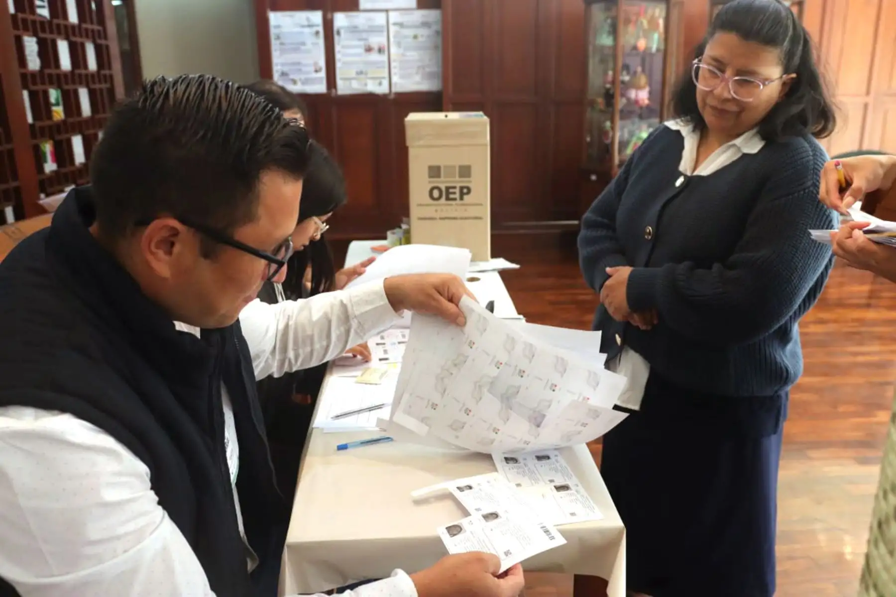Ciudadanos bolivianos sufragan en la embajada de Bolivia en Perú. Por la   segunda vuelta entre los candidatos Rodrigo Paz y Jorge Quiroga, en el marco de las Elecciones Presidenciales en Bolivia 2025.
Foto : ANDINA / Lino Chipana Obregón.