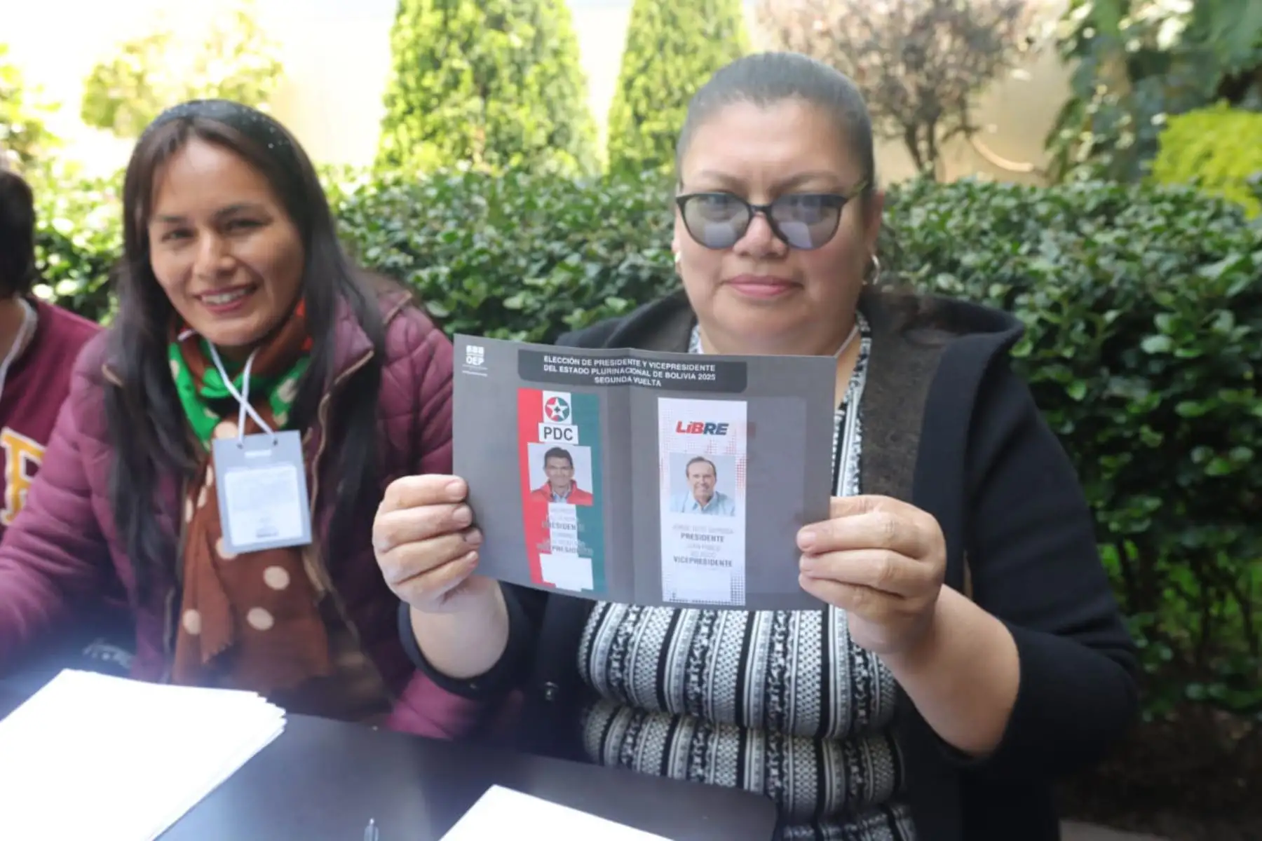 En el marco de la segunda vuelta de las Elecciones Presidenciales en Bolivia 2025, que enfrenta a los candidatos Rodrigo Paz y Jorge Quiroga, ciudadanos de ese país sufragan en la embajada de Bolivia en Perú. Foto : ANDINA / Lino Chipana Obregón.