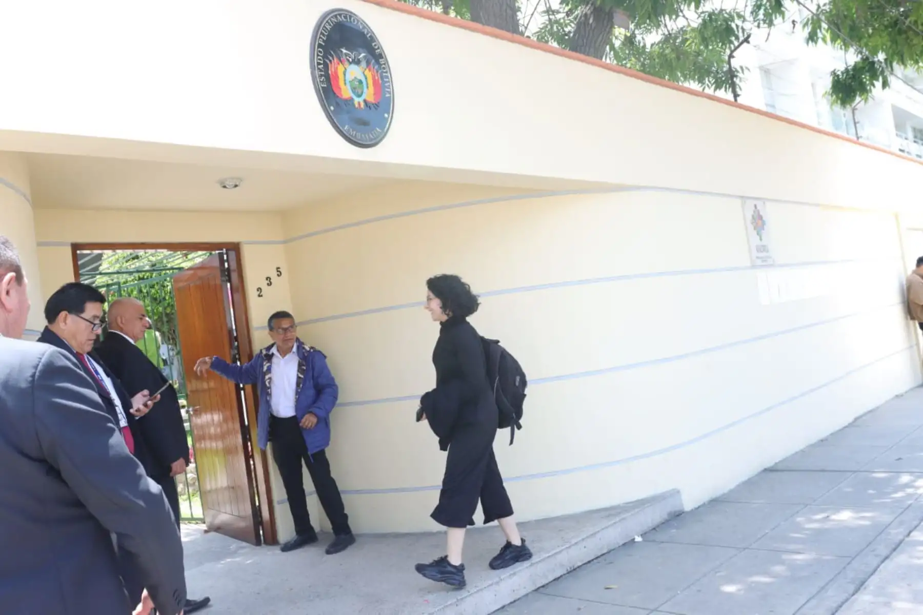 Ciudadanos bolivianos sufragan en la embajada de Bolivia en Perú. Por la   segunda vuelta entre los candidatos Rodrigo Paz y Jorge Quiroga, en el marco de las Elecciones Presidenciales en Bolivia 2025.
Foto : ANDINA / Lino Chipana Obregón.