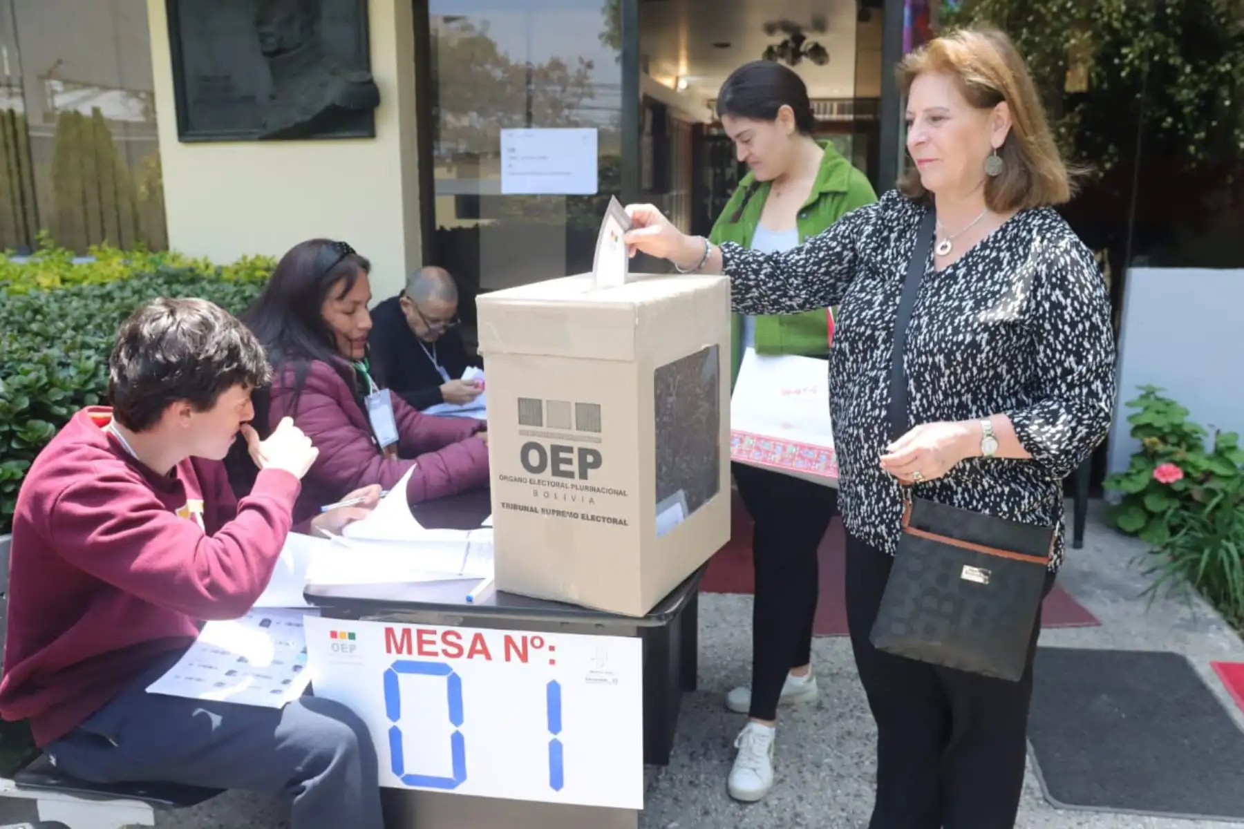 En el marco de la segunda vuelta de las Elecciones Presidenciales en Bolivia 2025, que enfrenta a los candidatos Rodrigo Paz y Jorge Quiroga, ciudadanos de ese país sufragan en la embajada de Bolivia en Perú. Foto : ANDINA / Lino Chipana Obregón.