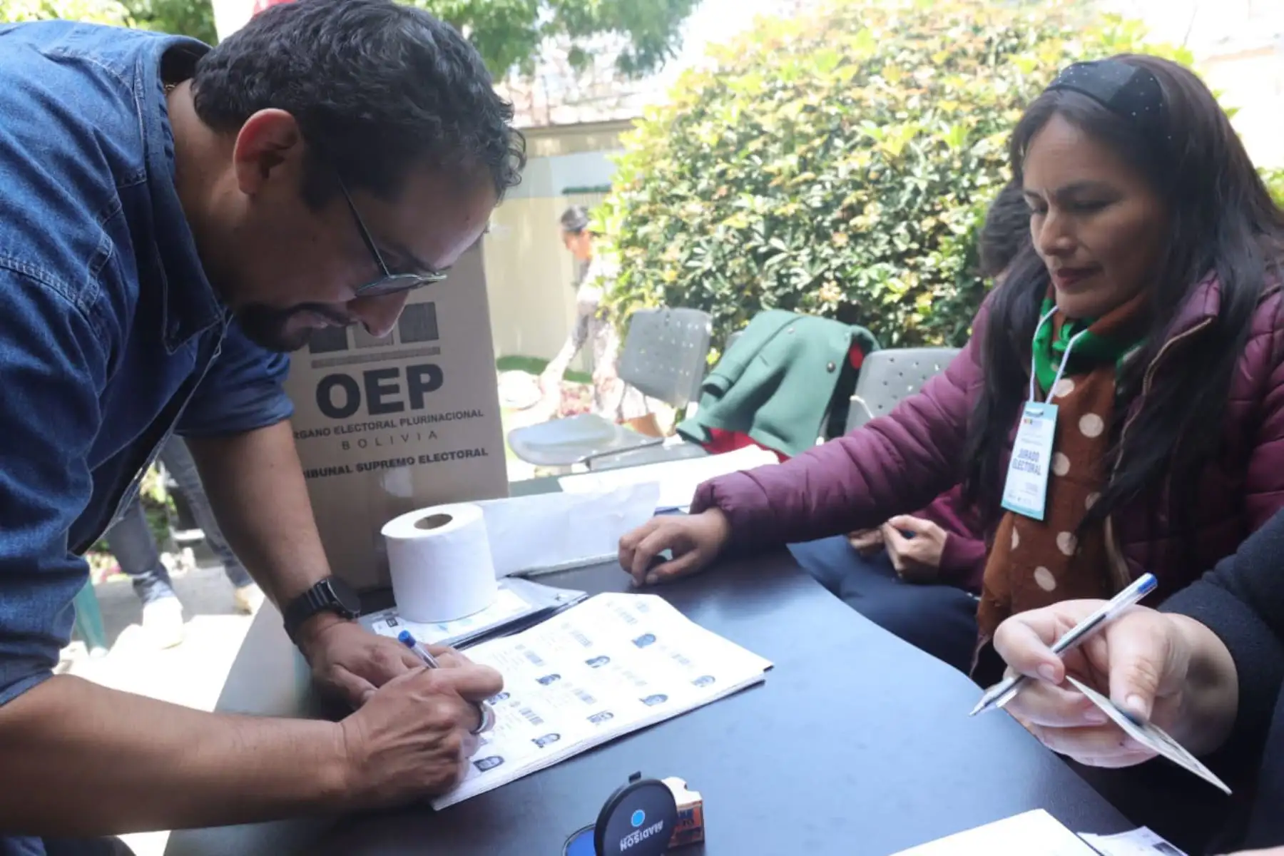 En el marco de la segunda vuelta de las Elecciones Presidenciales en Bolivia 2025, ciudadanos de ese país sufragan en la embajada de Bolivia en Perú. Foto : ANDINA / Lino Chipana Obregón.