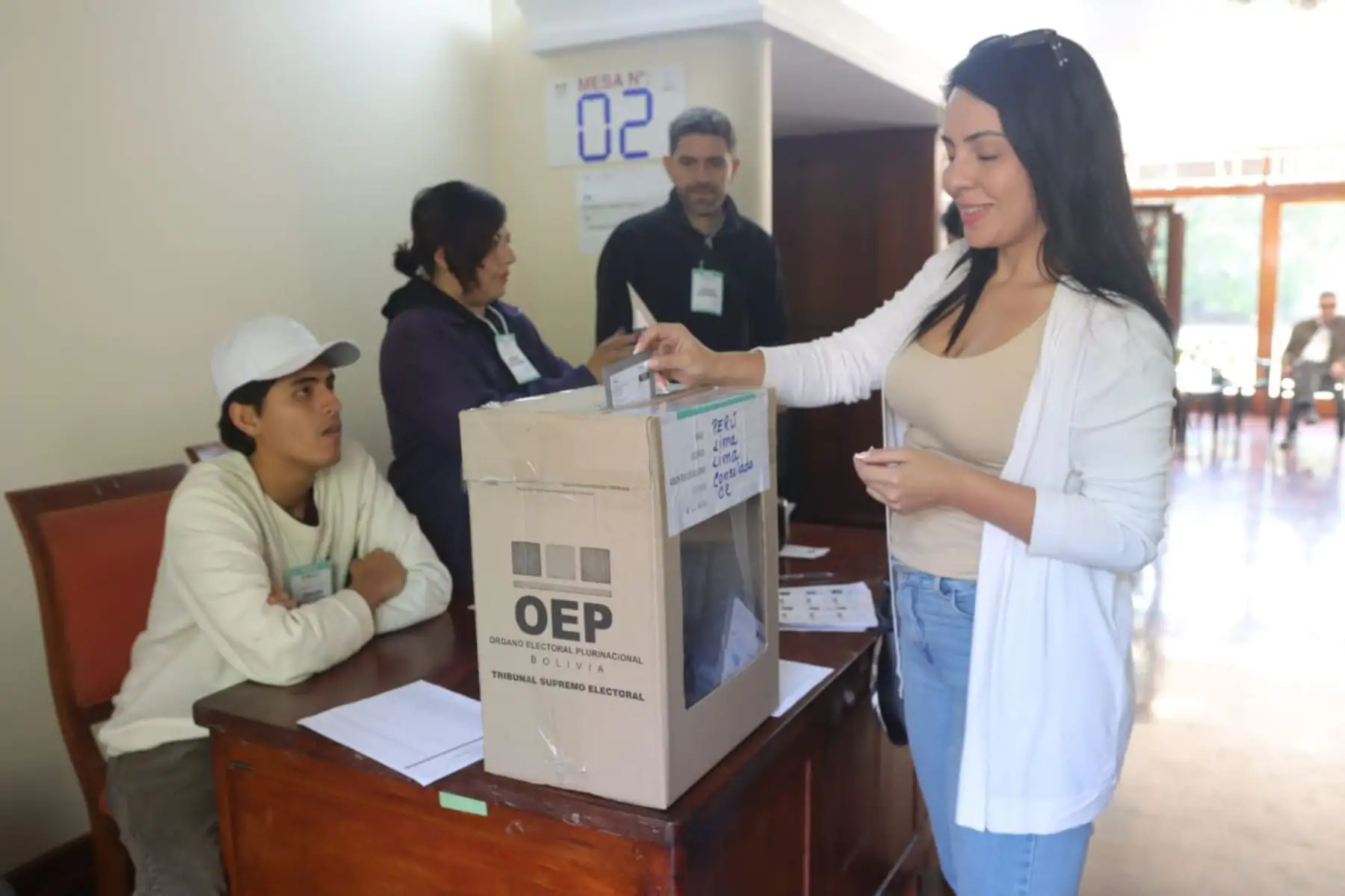 Ciudadanos bolivianos sufragan en la embajada de Bolivia en Perú. Por la   segunda vuelta entre los candidatos Rodrigo Paz y Jorge Quiroga, en el marco de las Elecciones Presidenciales en Bolivia 2025.
Foto : ANDINA / Lino Chipana Obregón.