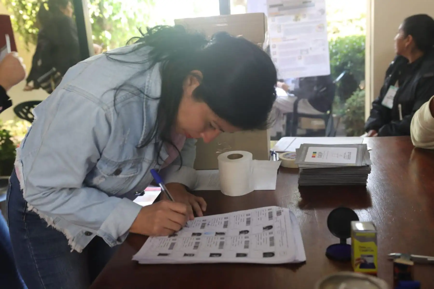 Ciudadanos bolivianos sufragan en la embajada de Bolivia en Perú. Por la   segunda vuelta entre los candidatos Rodrigo Paz y Jorge Quiroga, en el marco de las Elecciones Presidenciales en Bolivia 2025.
Foto : ANDINA / Lino Chipana Obregón.