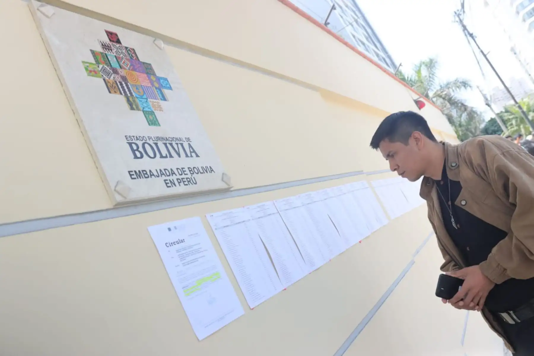 En el marco de la segunda vuelta de las Elecciones Presidenciales en Bolivia 2025, ciudadanos de ese país sufragan en la embajada de Bolivia en Perú. Foto : ANDINA / Lino Chipana Obregón.