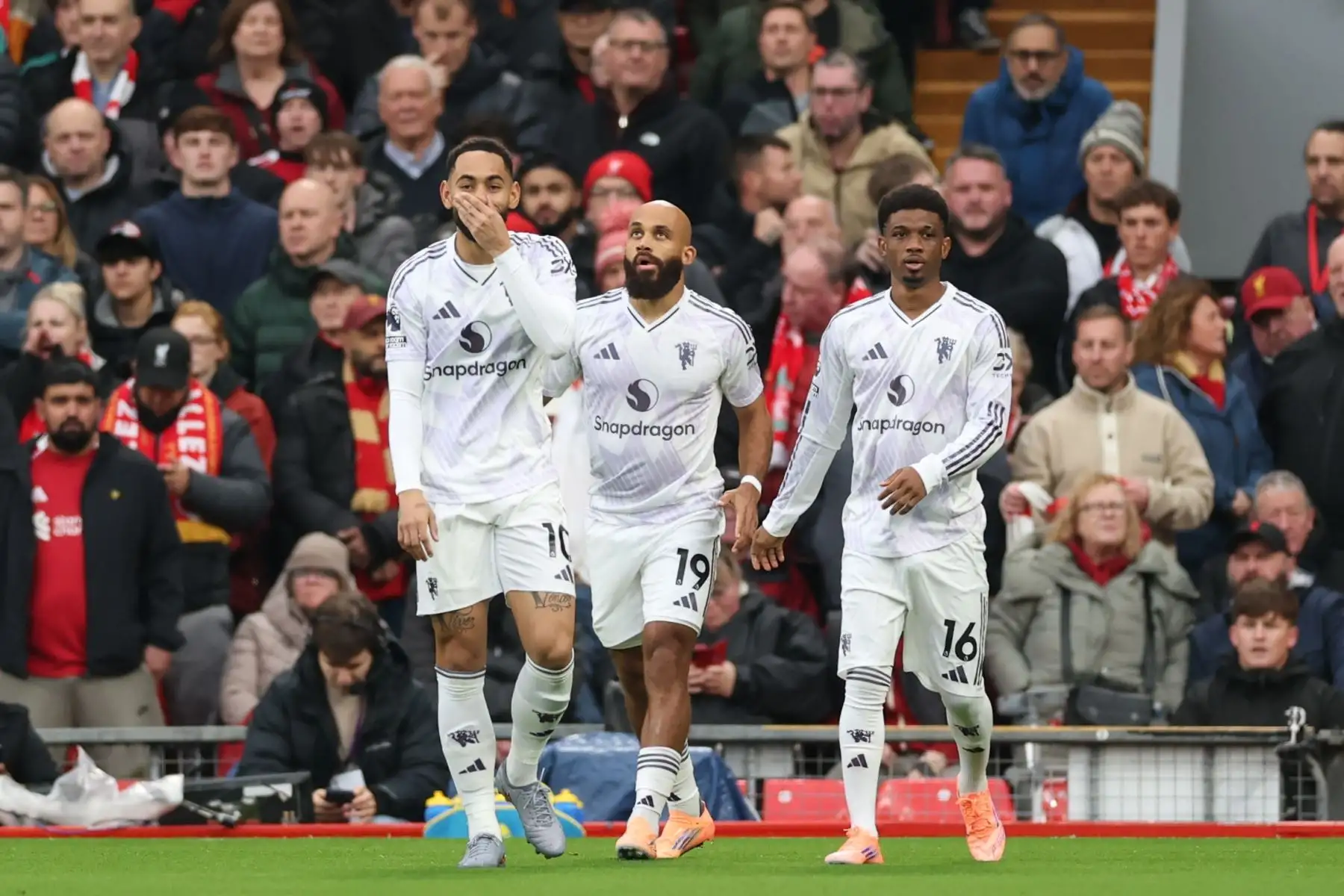 Bryan Mbeumo del Manchester United marca el gol del 0-1 durante el partido de la Premier League inglesa entre el Liverpool FC y el Manchester United, en Liverpool, Gran Bretaña. Foto:  ANDINA/EFE